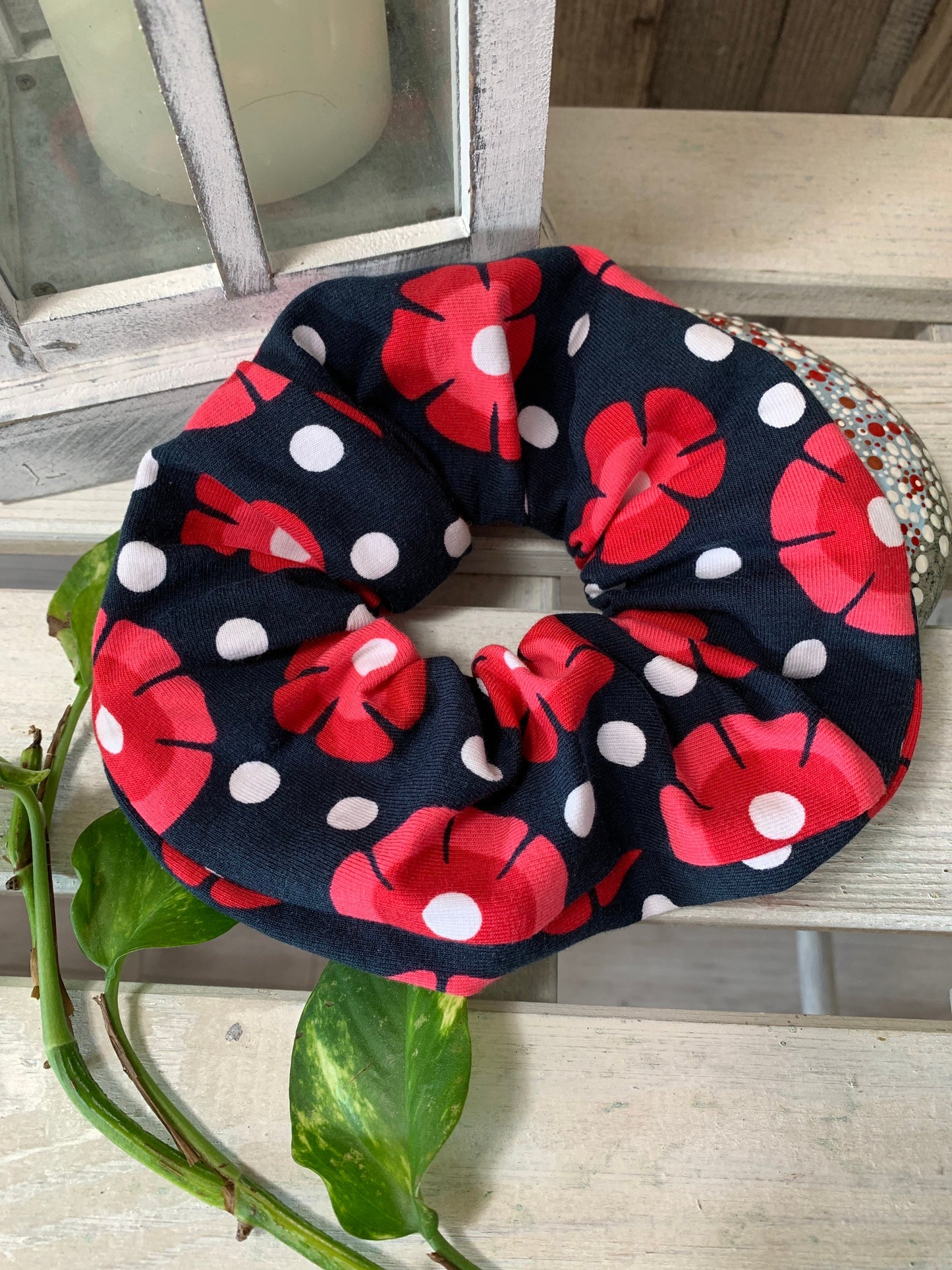Scrunchie aus Jersey rote Blumen auf blau – Weicher Haargummi