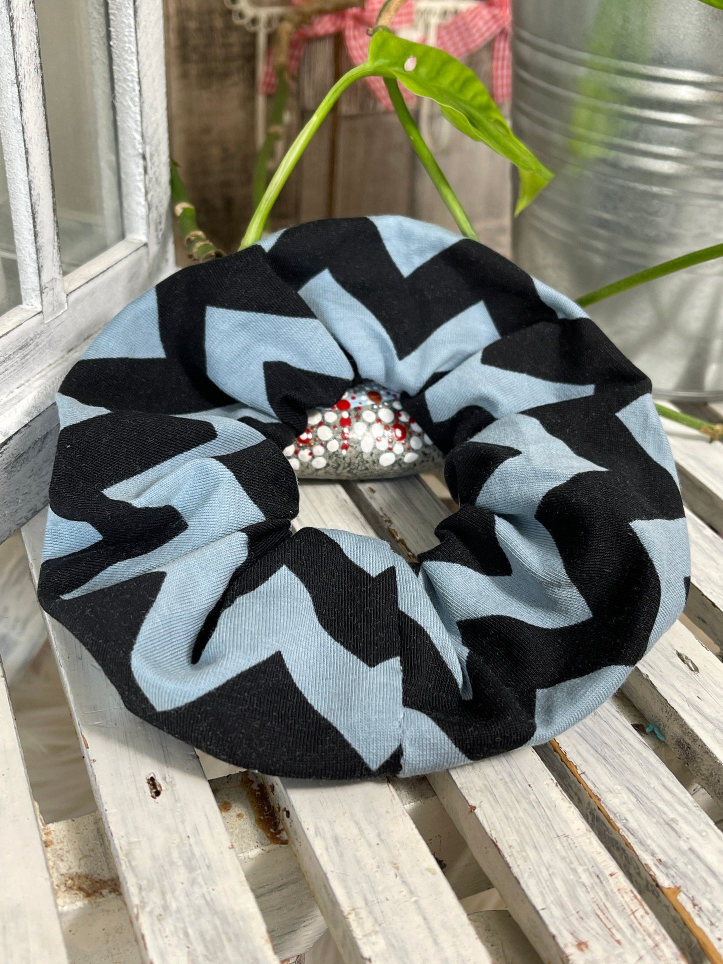 Scrunchie Haargummi schwarz grau Zacken