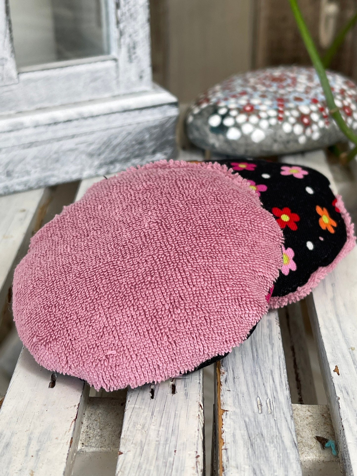 Taschenwärmer Beulenkühler Körnerkissen Blumen auf schwarz