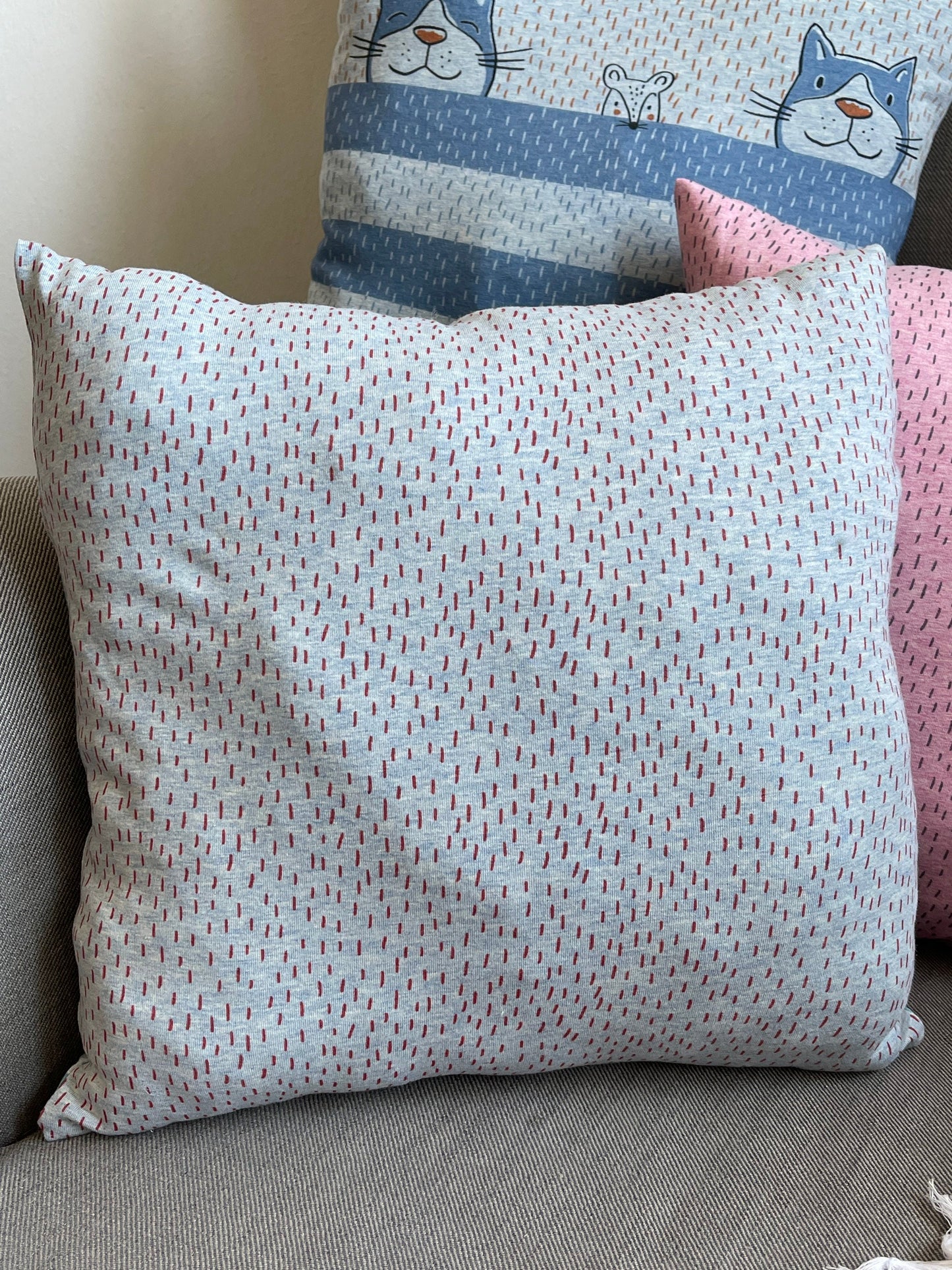 Weiches gemütliches Kissen Kuschelkissen Dekokissen Reisekissen mit Katzen und Monster Motiv