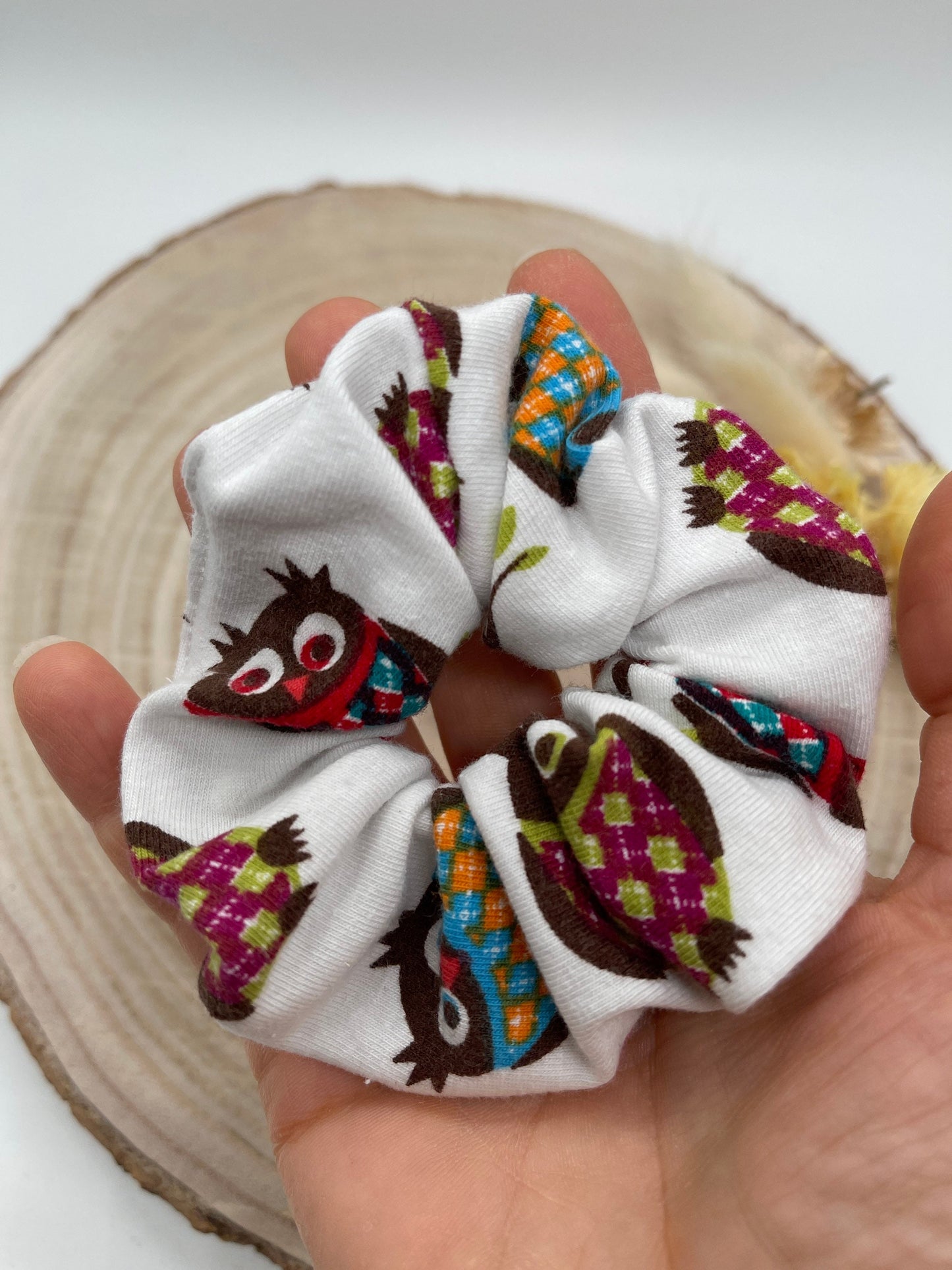 Scrunchie Haargummi elastisches Haarband bunte Eulen auf weiß für feines oder dickes Haar