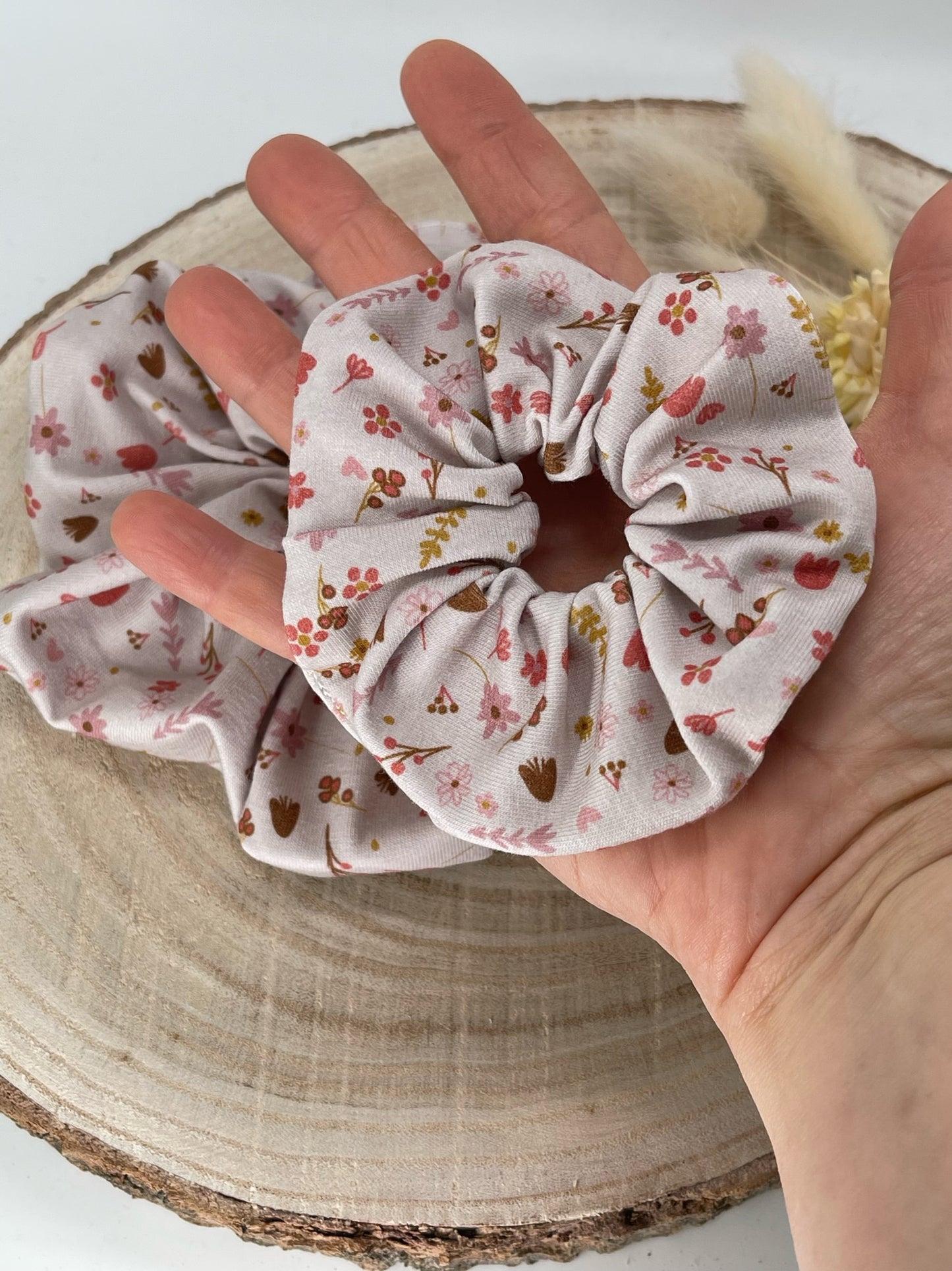 Scrunchie Haargummi elastisches Haarband Blumen auf weiß für feines oder dickes Haar