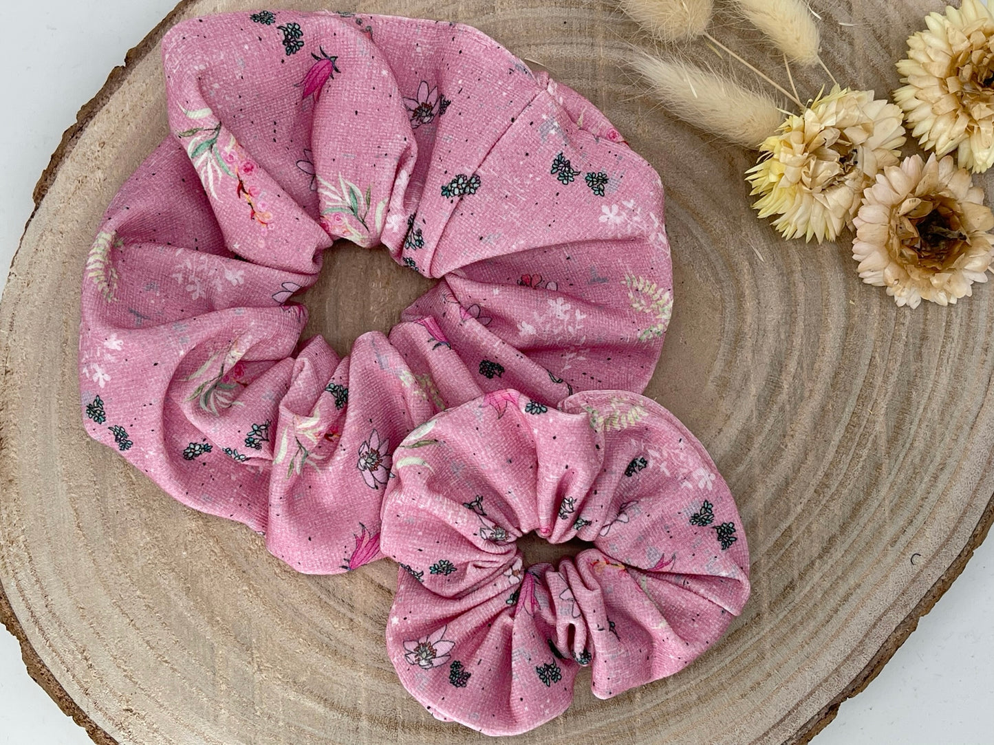 Scrunchie Haargummi elastisches Haarband Blumenwiese auf rosa für feines oder dickes Haar