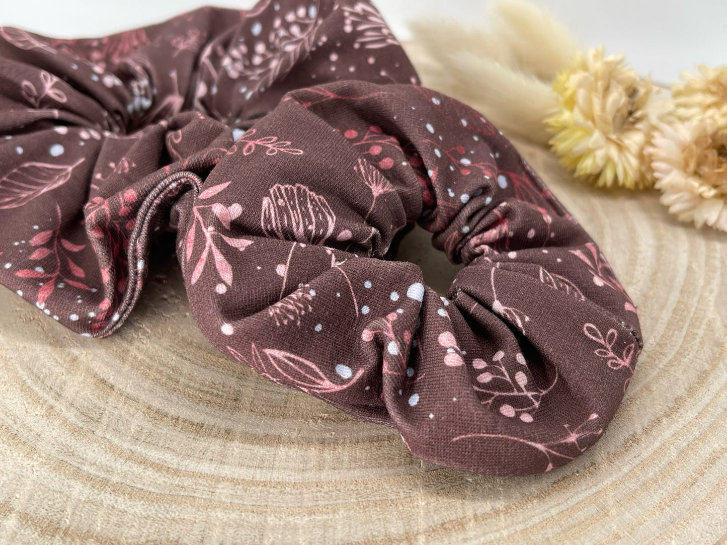 Scrunchie Haargummi elastisches Haarband Haarschmuck zarte rosa Blüten auf braun für feines oder dickes Haar