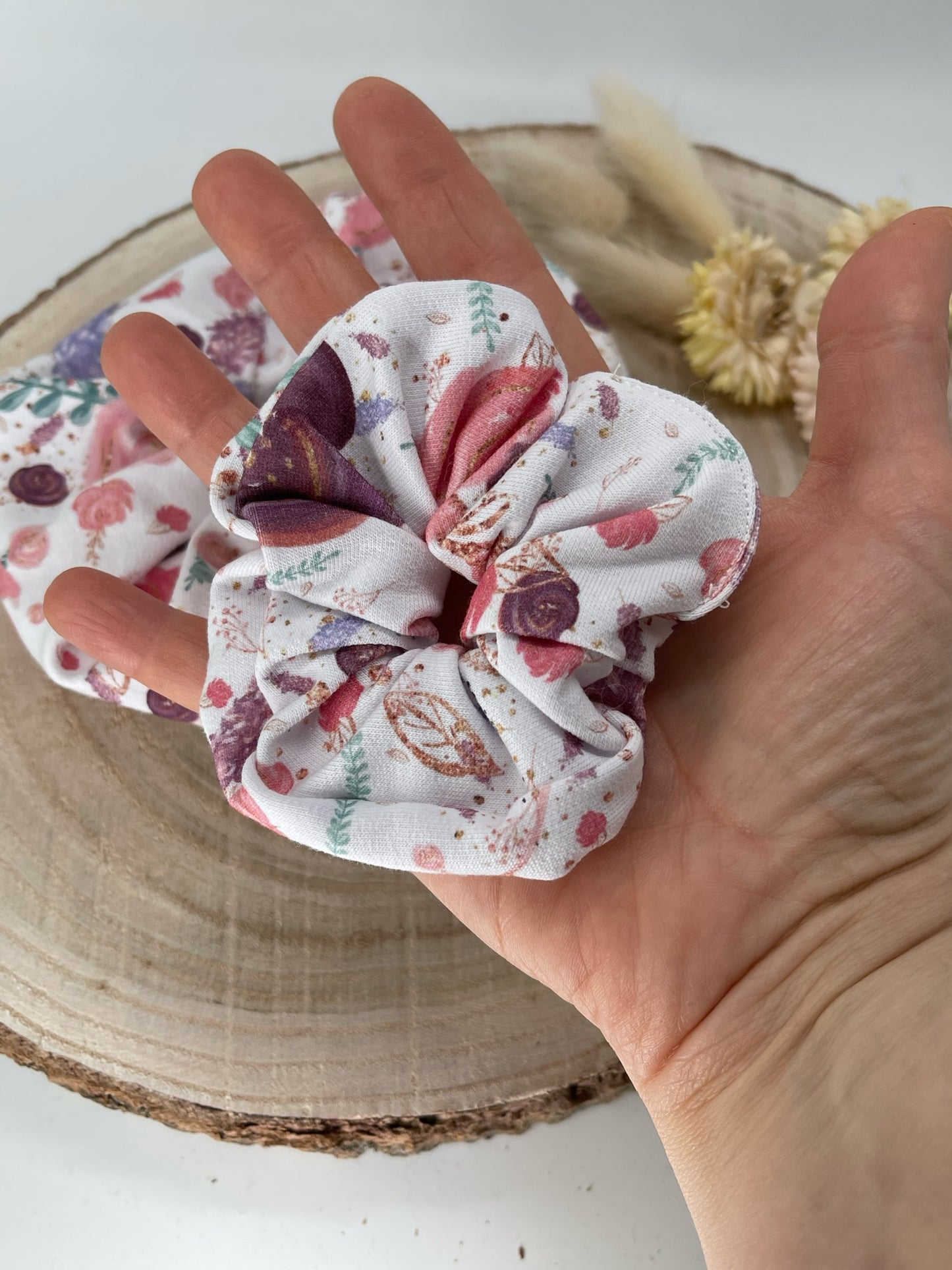 Scrunchie Haargummi elastisches Haarband Weiß mit rosa Blüten  für feines oder dickes Haar