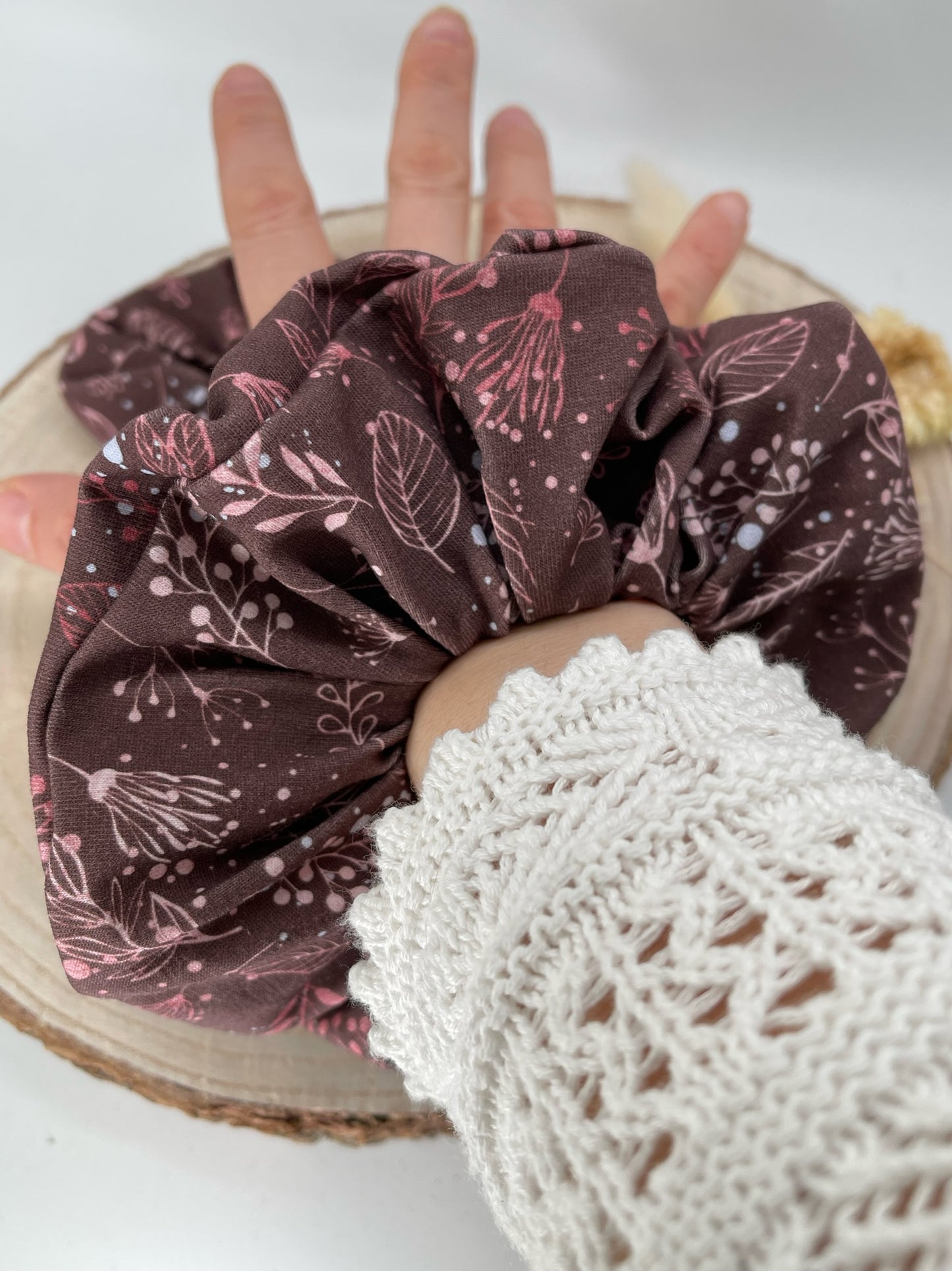 Scrunchie Haargummi elastisches Haarband Haarschmuck zarte rosa Blüten auf braun für feines oder dickes Haar
