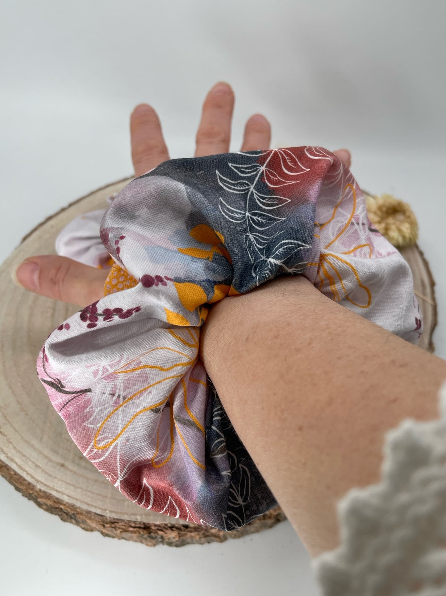 Scrunchie Haargummi elastisches Haarband Haarschmuck Blumen auf Batik für feines oder dickes Haar