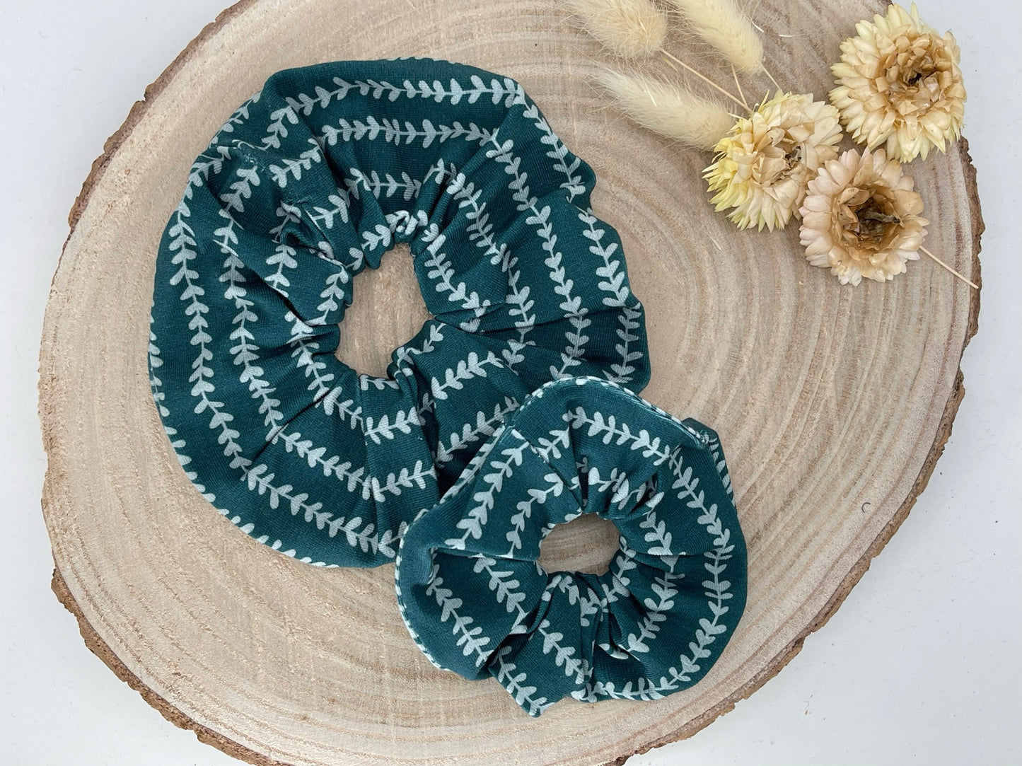 Scrunchie Haargummi Blumen Reigen auf grün blau