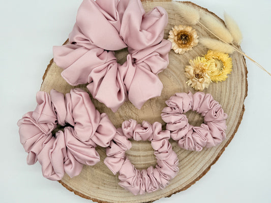 Satin Scrunchie Haargummi rosa uni in vier Größen von XL bis XS