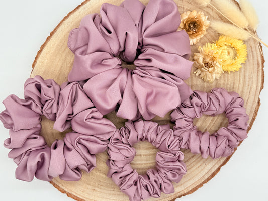 Satin Scrunchie Haargummi hell-lila uni in vier Größen von XL bis XS
