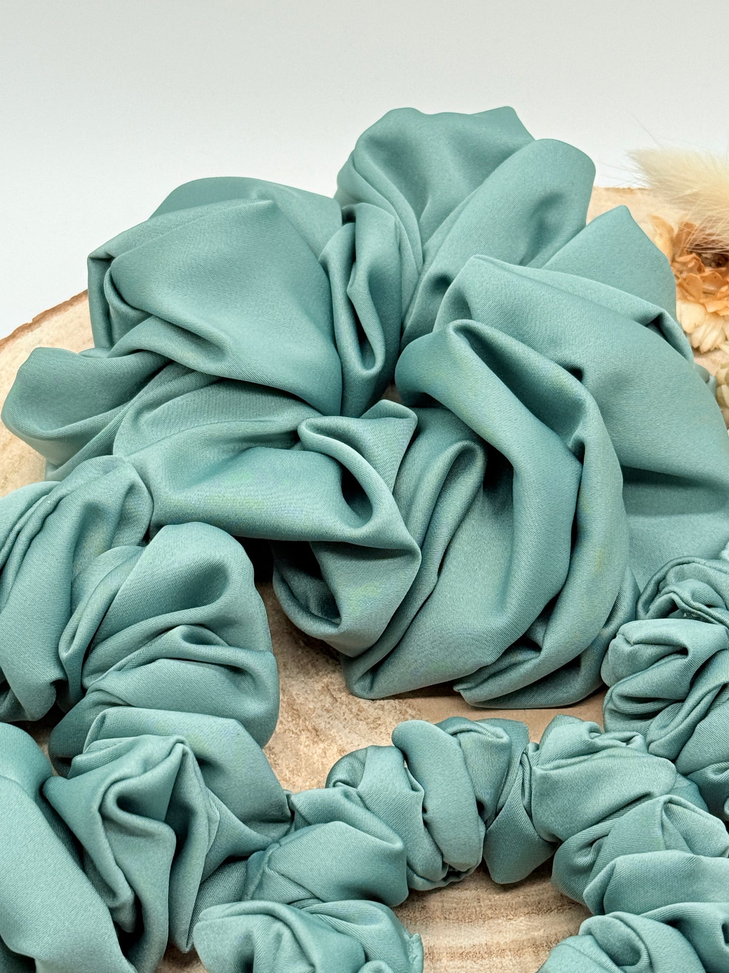 Satin Scrunchie Haargummi Blau-grün uni in vier Größen von XL bis XS
