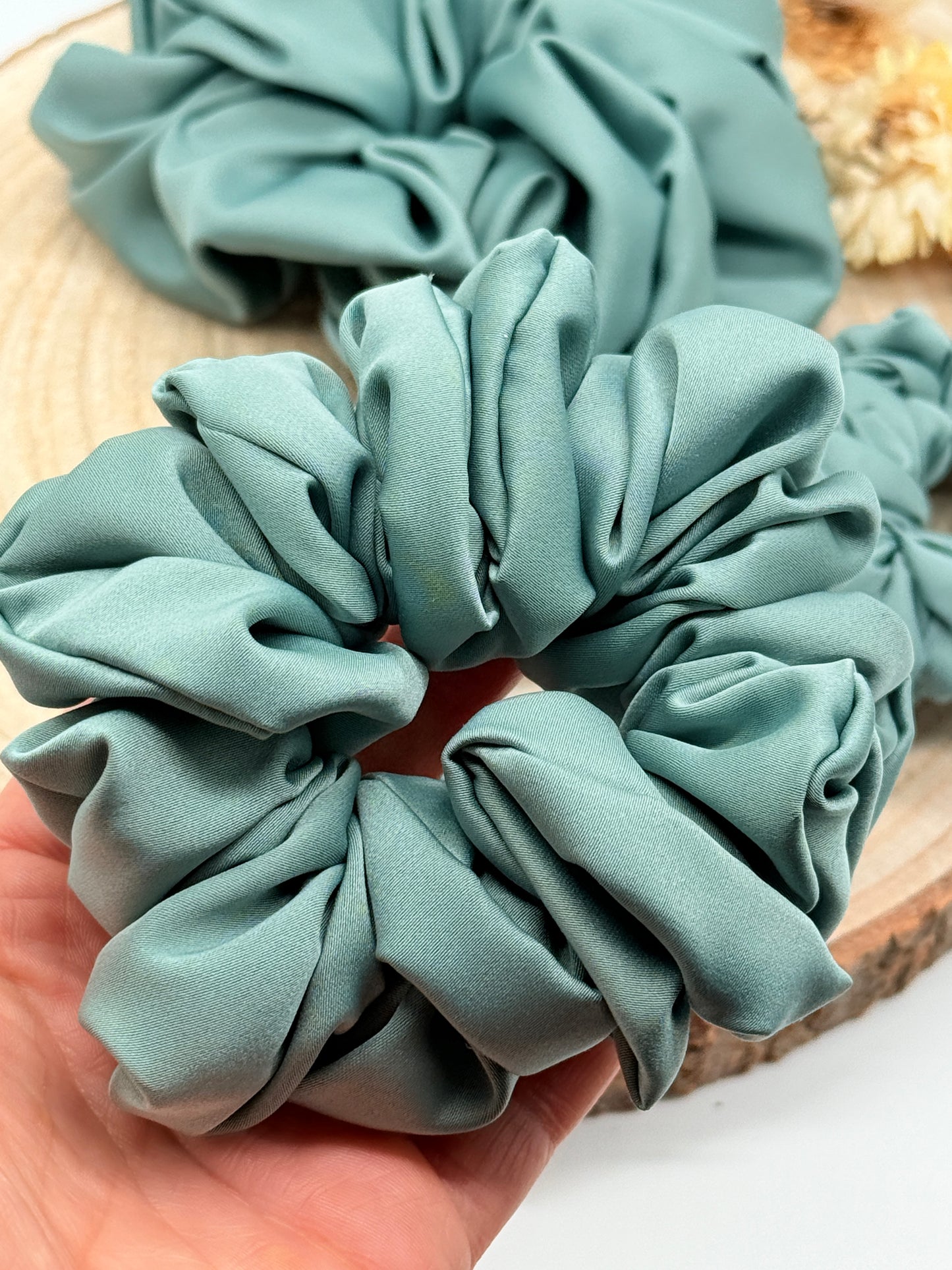 Satin Scrunchie Haargummi Blau-grün uni in vier Größen von XL bis XS