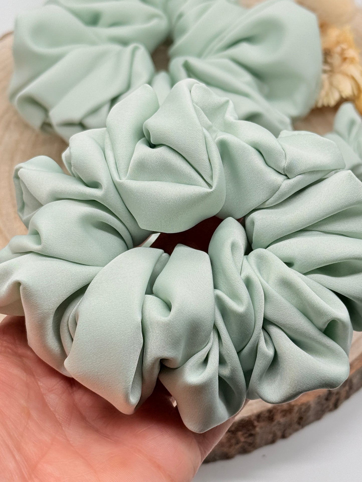 Satin Scrunchie Haargummi hellgrün uni in vier Größen von XL bis XS