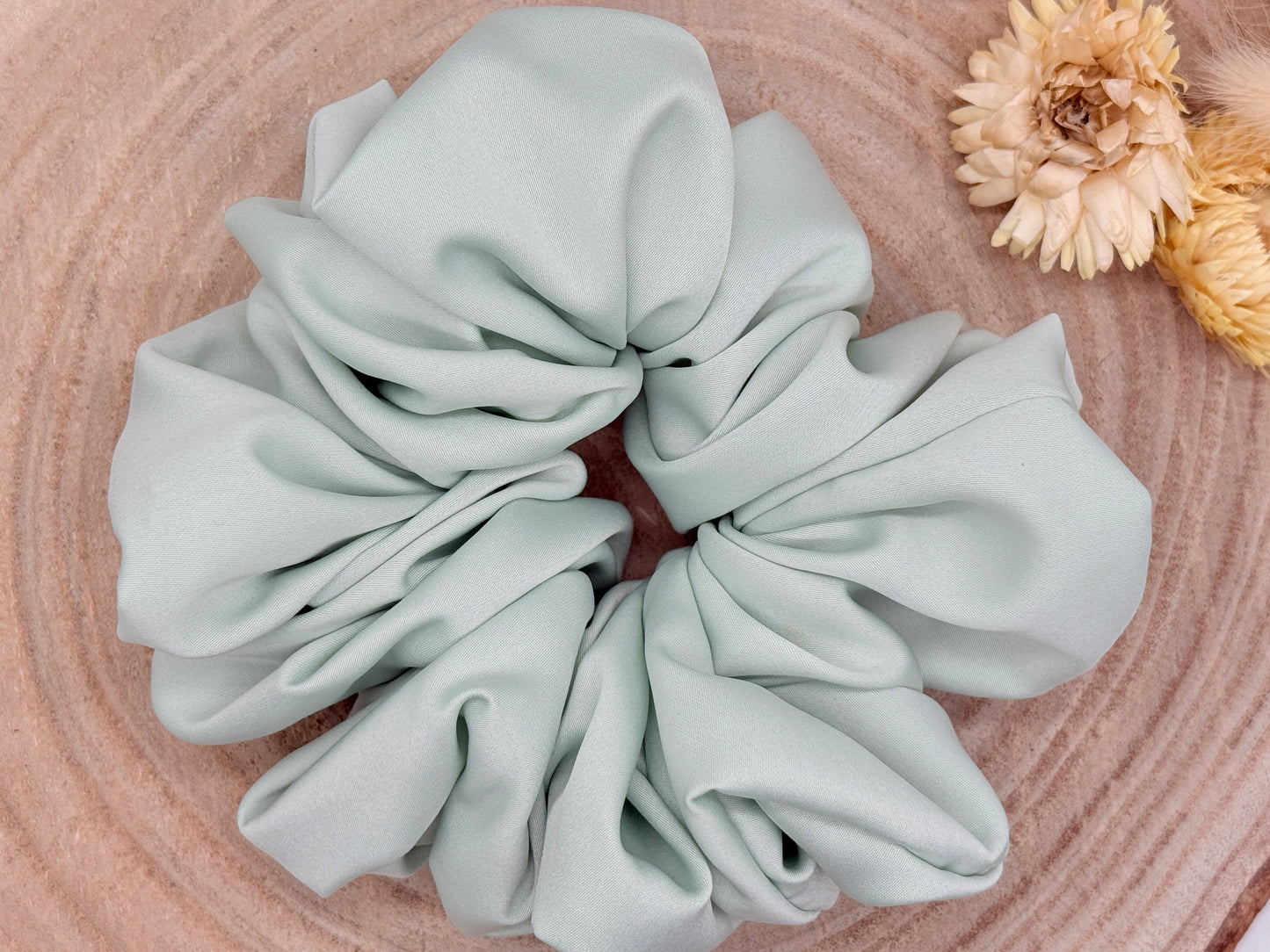 Satin Scrunchie Haargummi hellgrün uni in vier Größen von XL bis XS