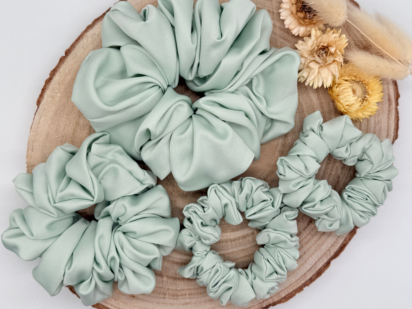 Satin Scrunchie Haargummi hellgrün uni in vier Größen von XL bis XS