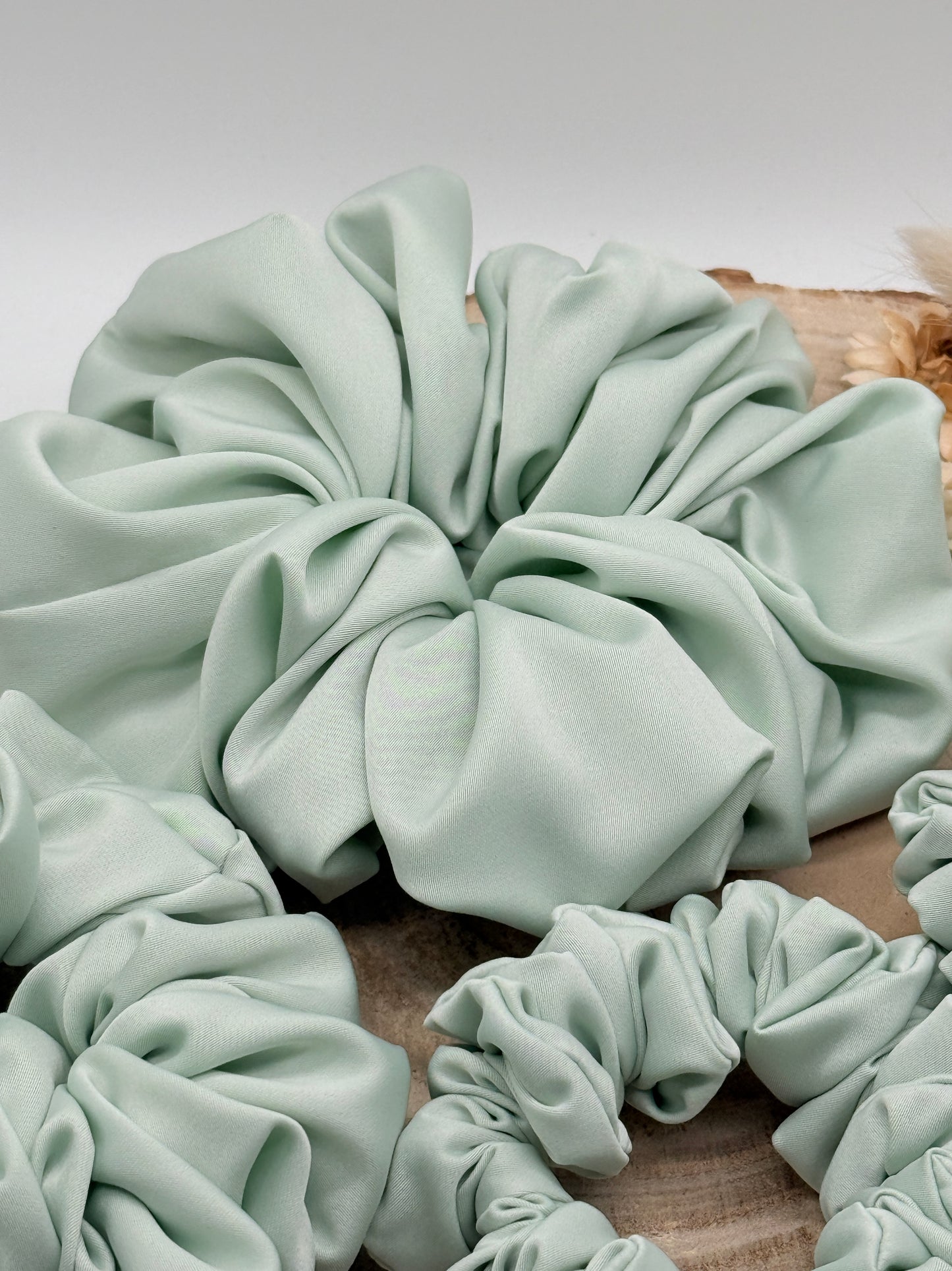 Satin Scrunchie Haargummi hellgrün uni in vier Größen von XL bis XS