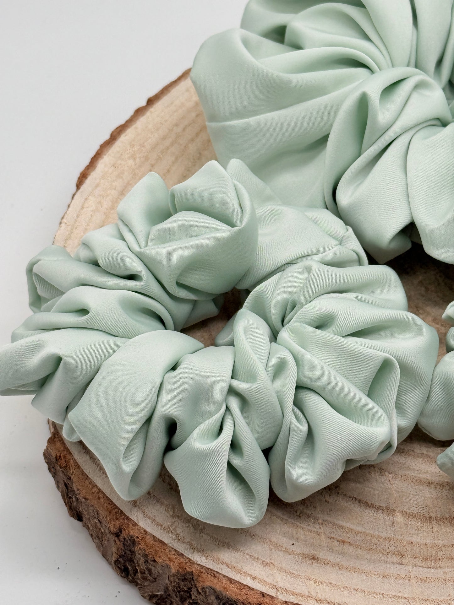 Satin Scrunchie Haargummi hellgrün uni in vier Größen von XL bis XS