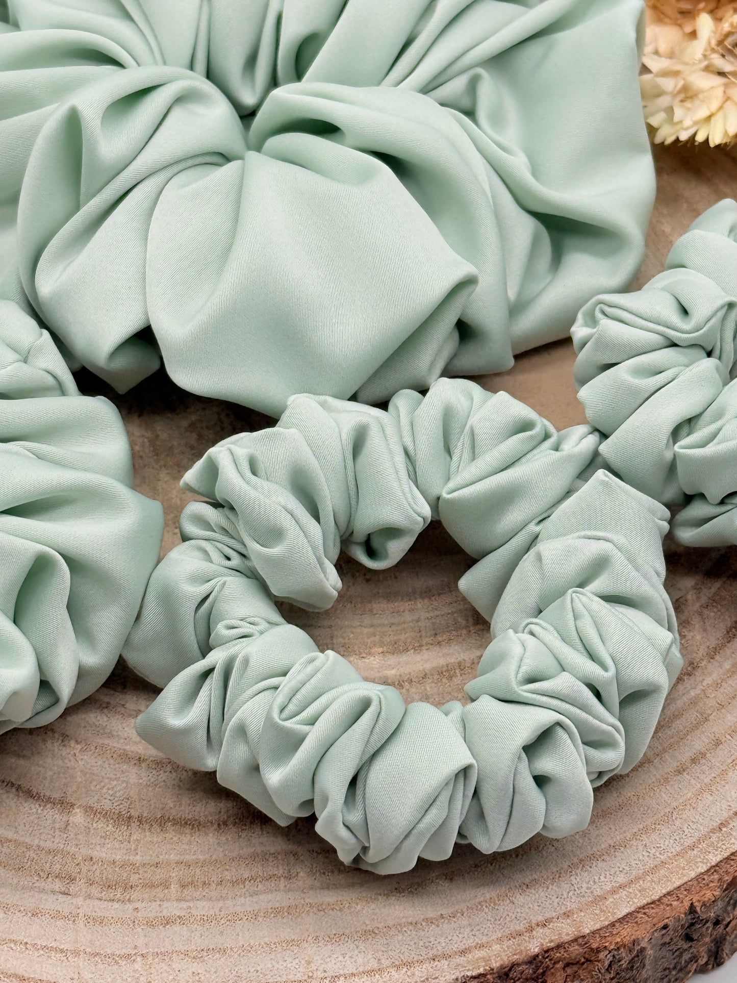 Satin Scrunchie Haargummi hellgrün uni in vier Größen von XL bis XS