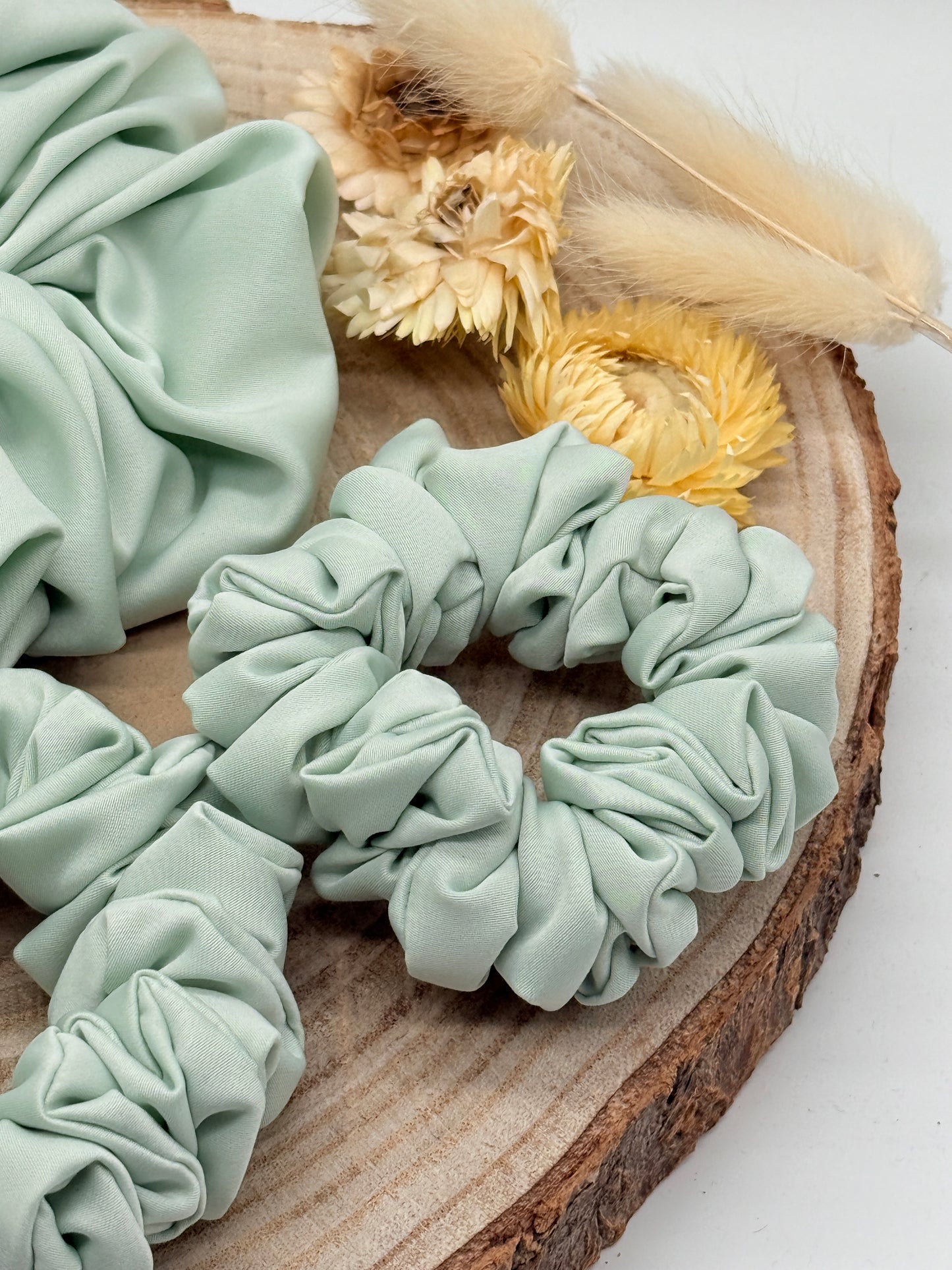 Satin Scrunchie Haargummi hellgrün uni in vier Größen von XL bis XS