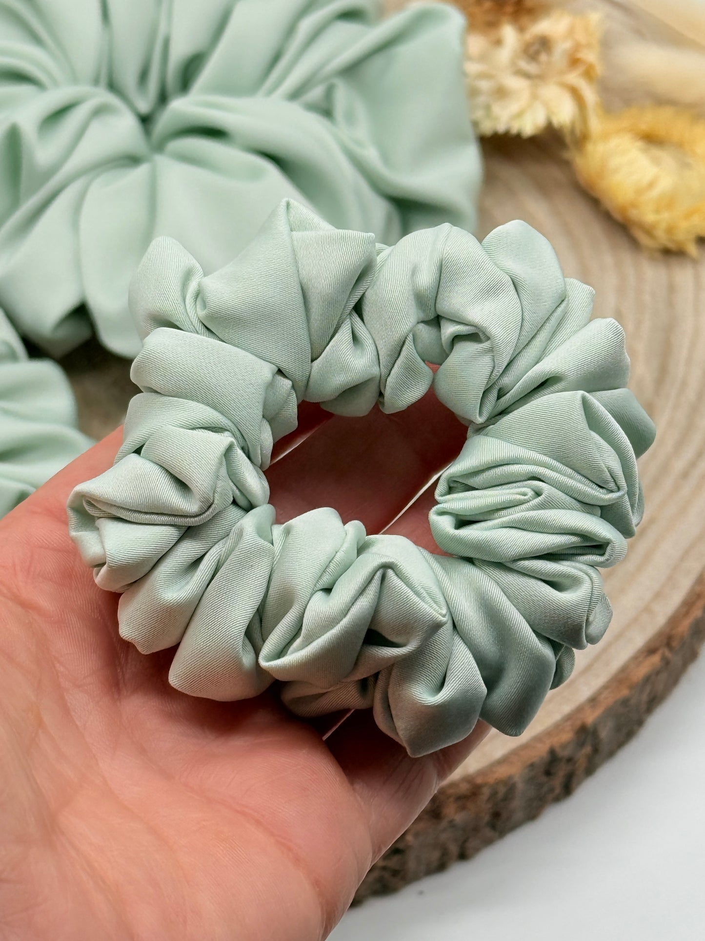 Satin Scrunchie Haargummi hellgrün uni in vier Größen von XL bis XS
