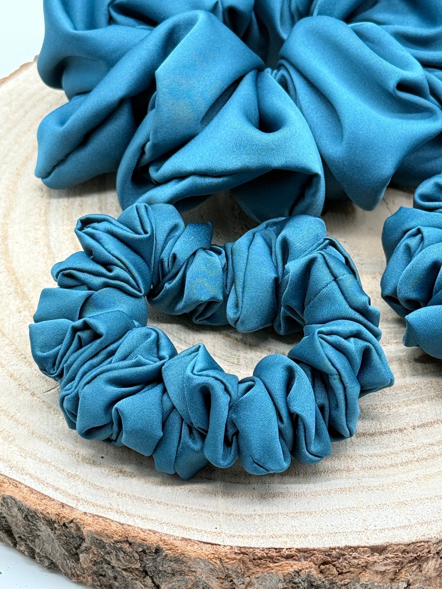 Satin Scrunchie Haargummi petrolgrün uni in vier Größen von XL bis XS