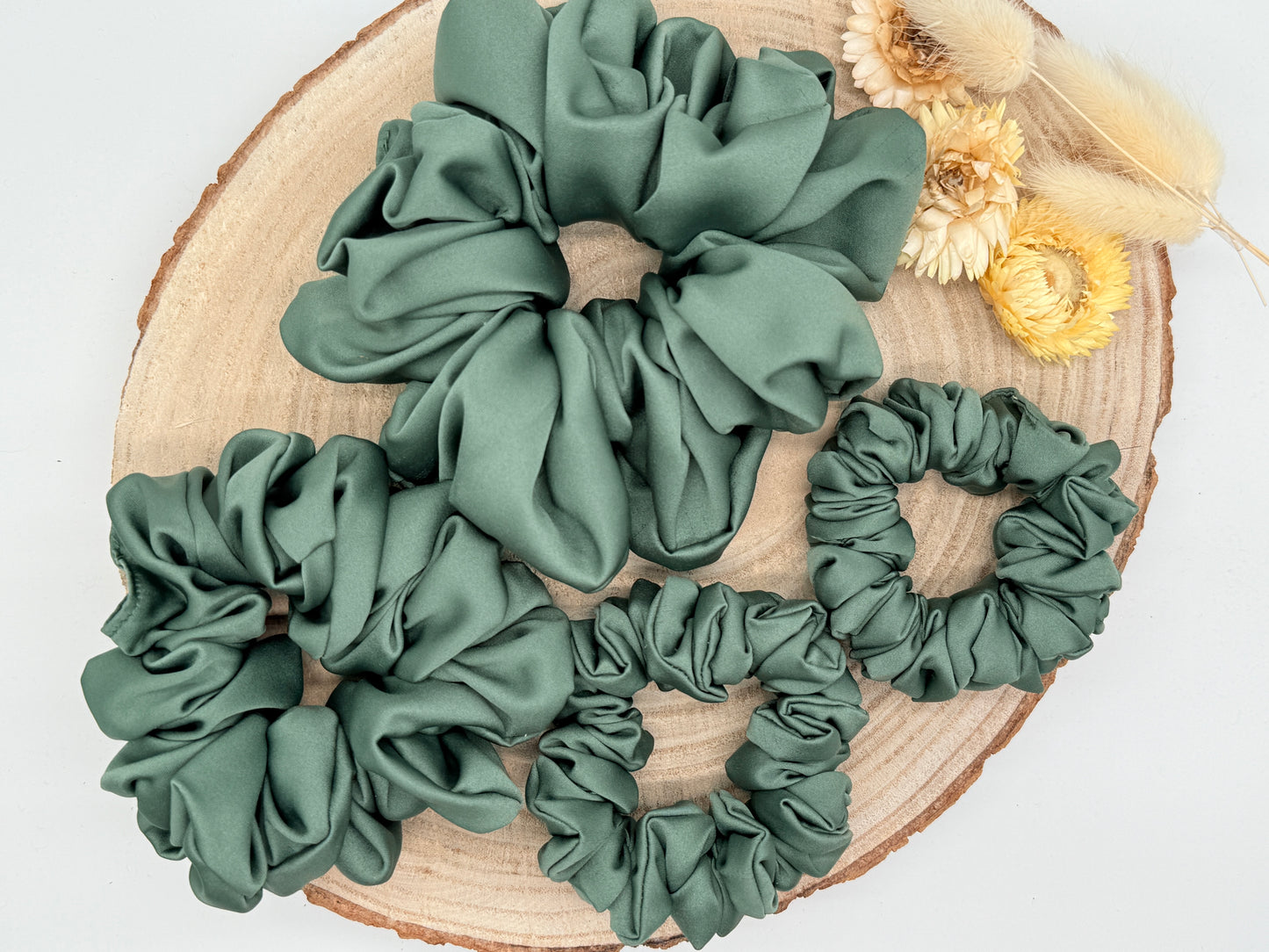 Satin Scrunchie Haargummi grün uni in vier Größen von XL bis XS