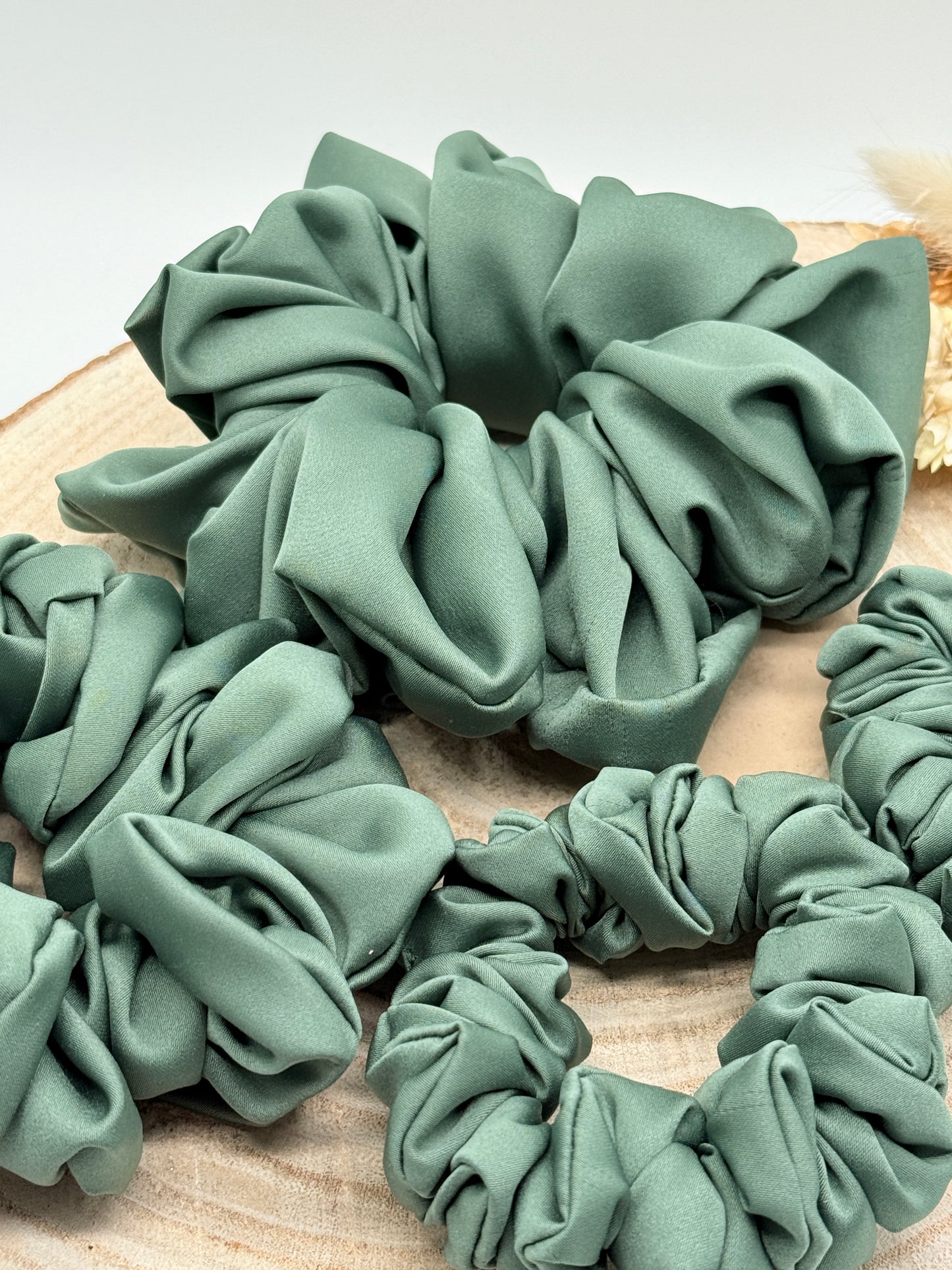 Satin Scrunchie Haargummi grün uni in vier Größen von XL bis XS