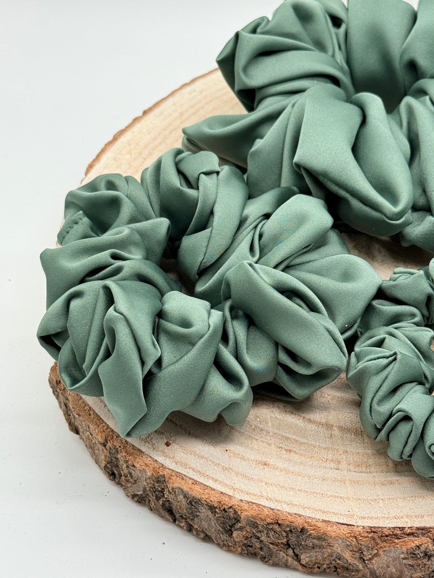 Satin Scrunchie Haargummi grün uni in vier Größen von XL bis XS