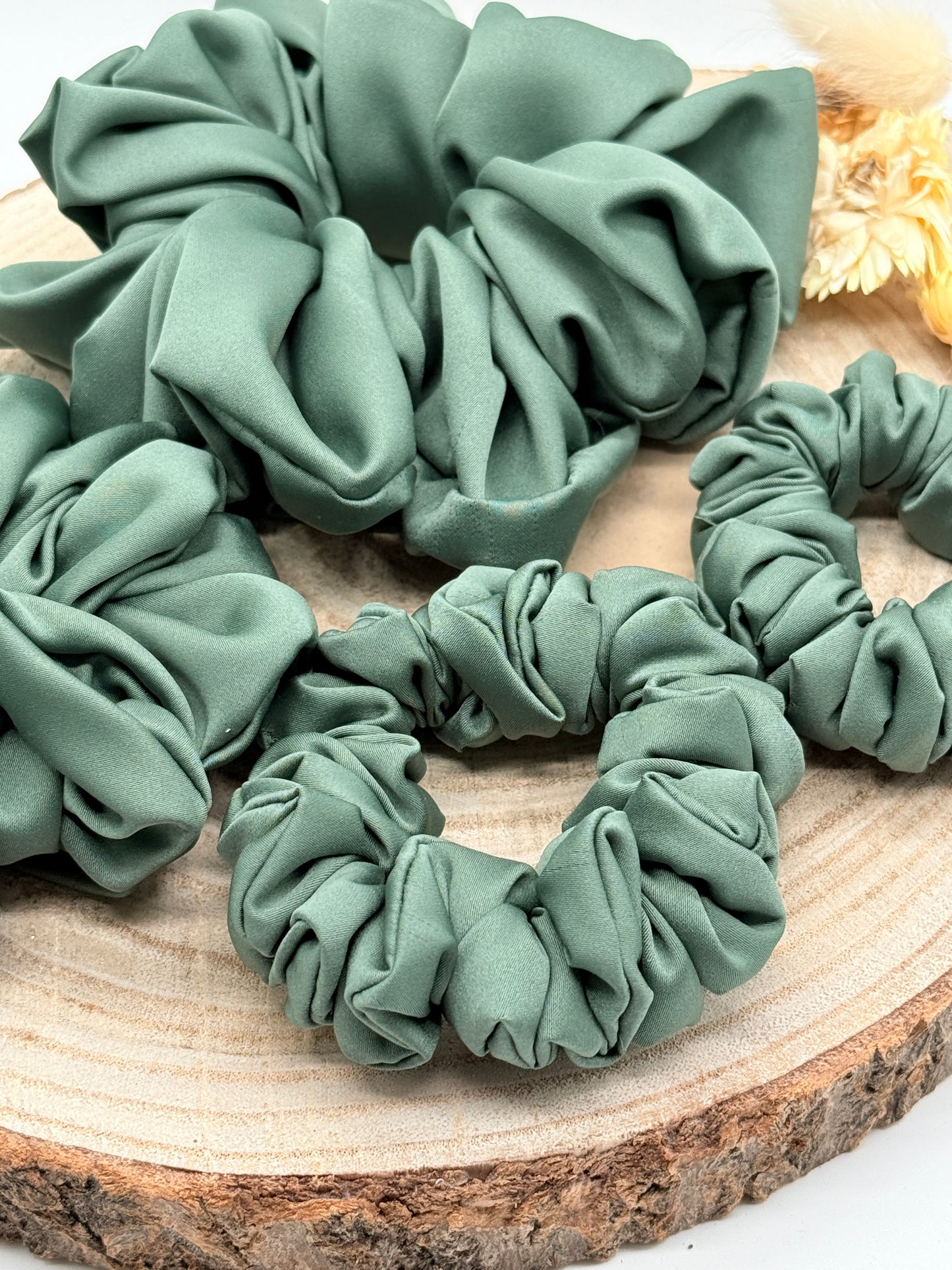 Satin Scrunchie Haargummi grün uni in vier Größen von XL bis XS