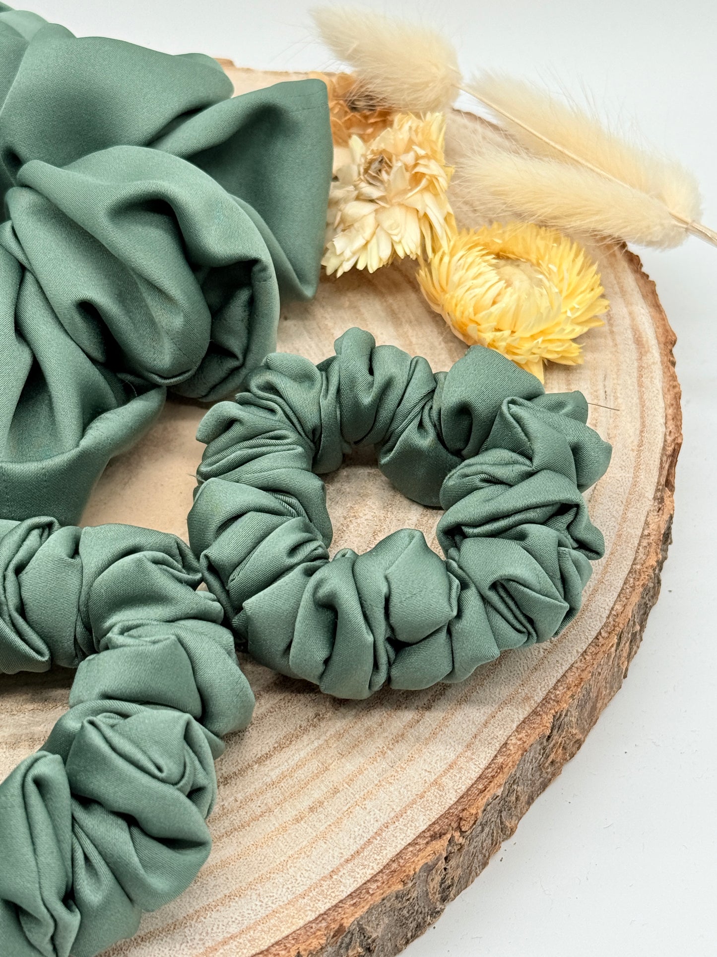 Satin Scrunchie Haargummi grün uni in vier Größen von XL bis XS