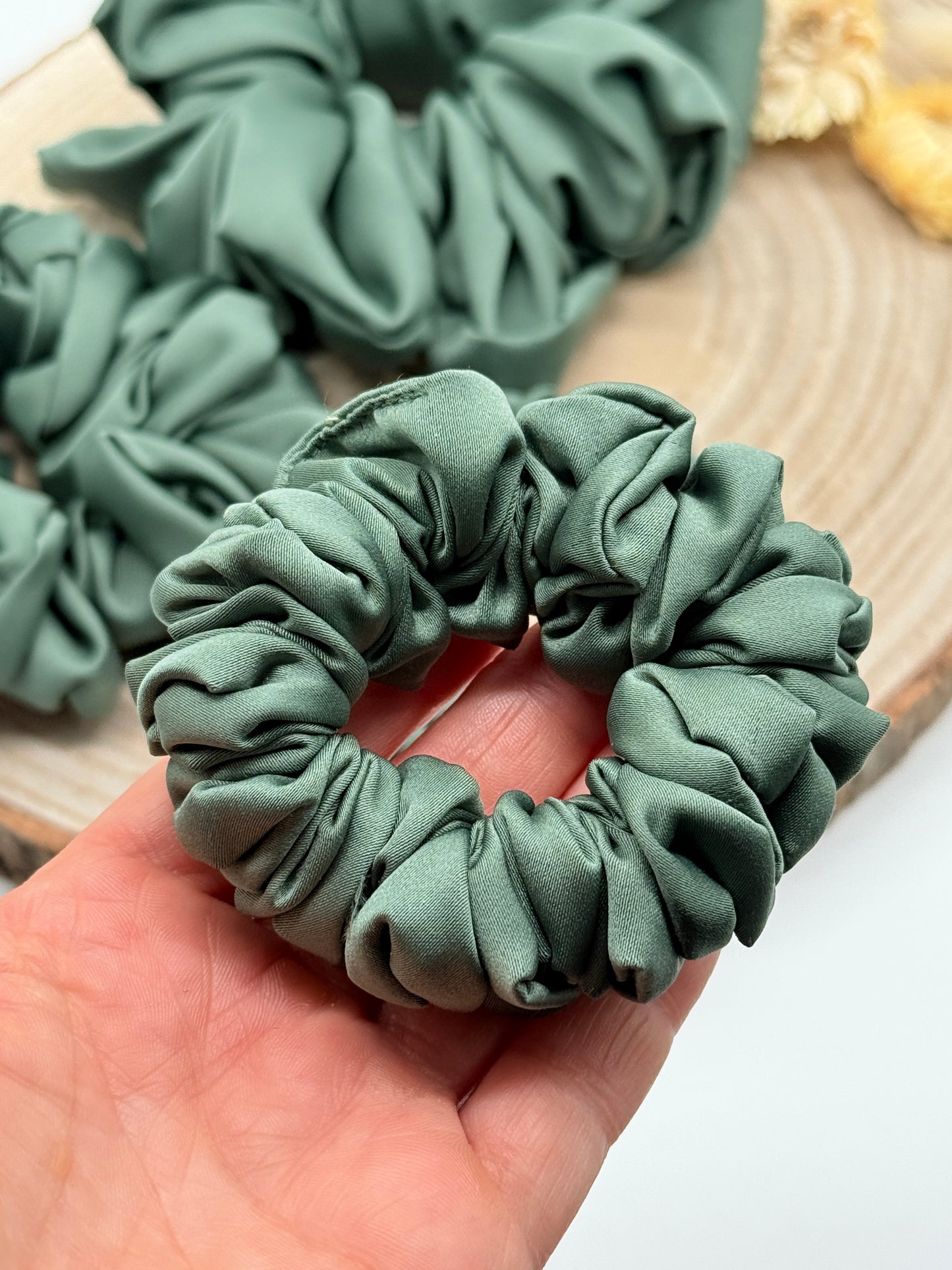 Satin Scrunchie Haargummi grün uni in vier Größen von XL bis XS