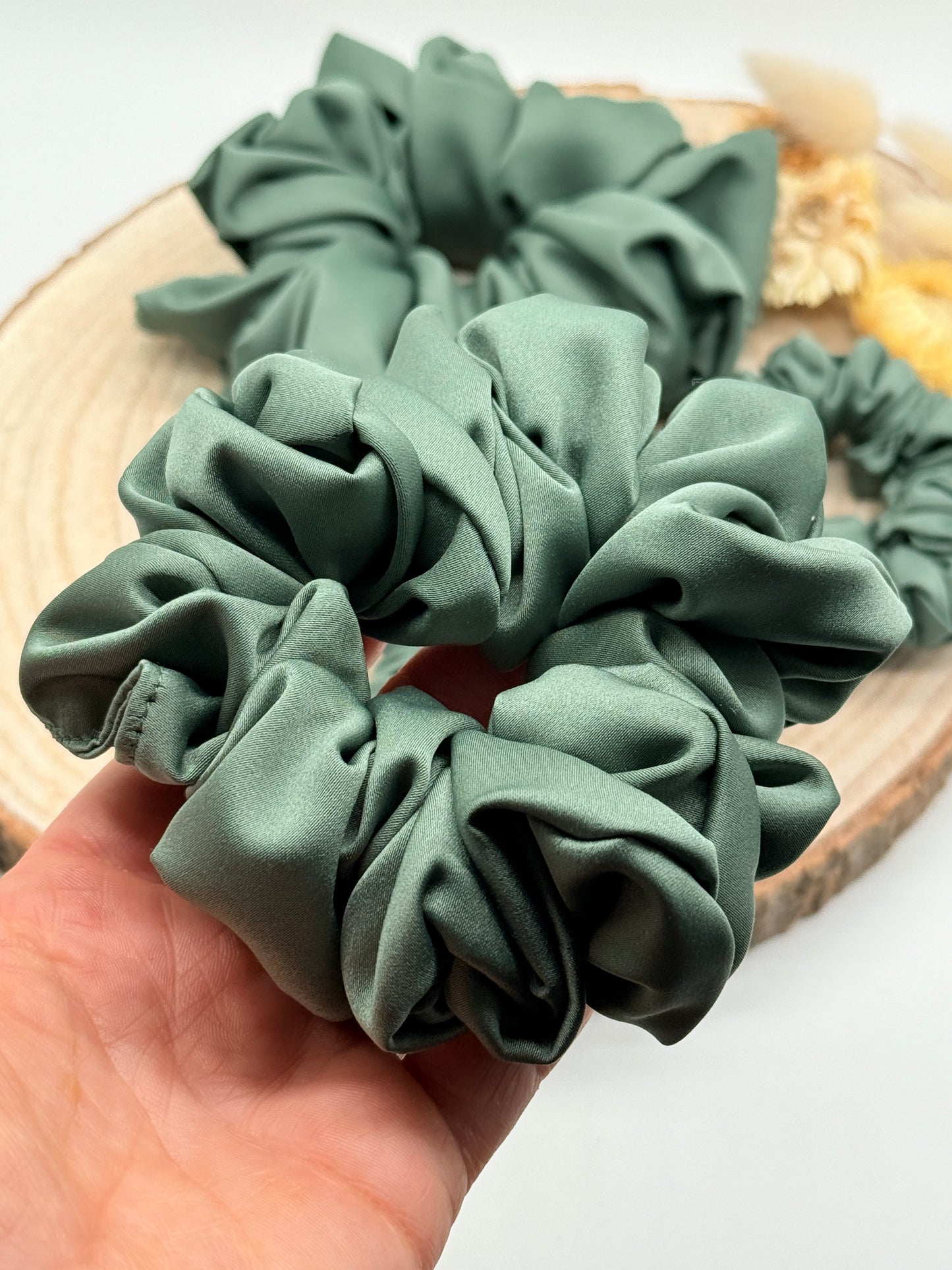 Satin Scrunchie Haargummi grün uni in vier Größen von XL bis XS