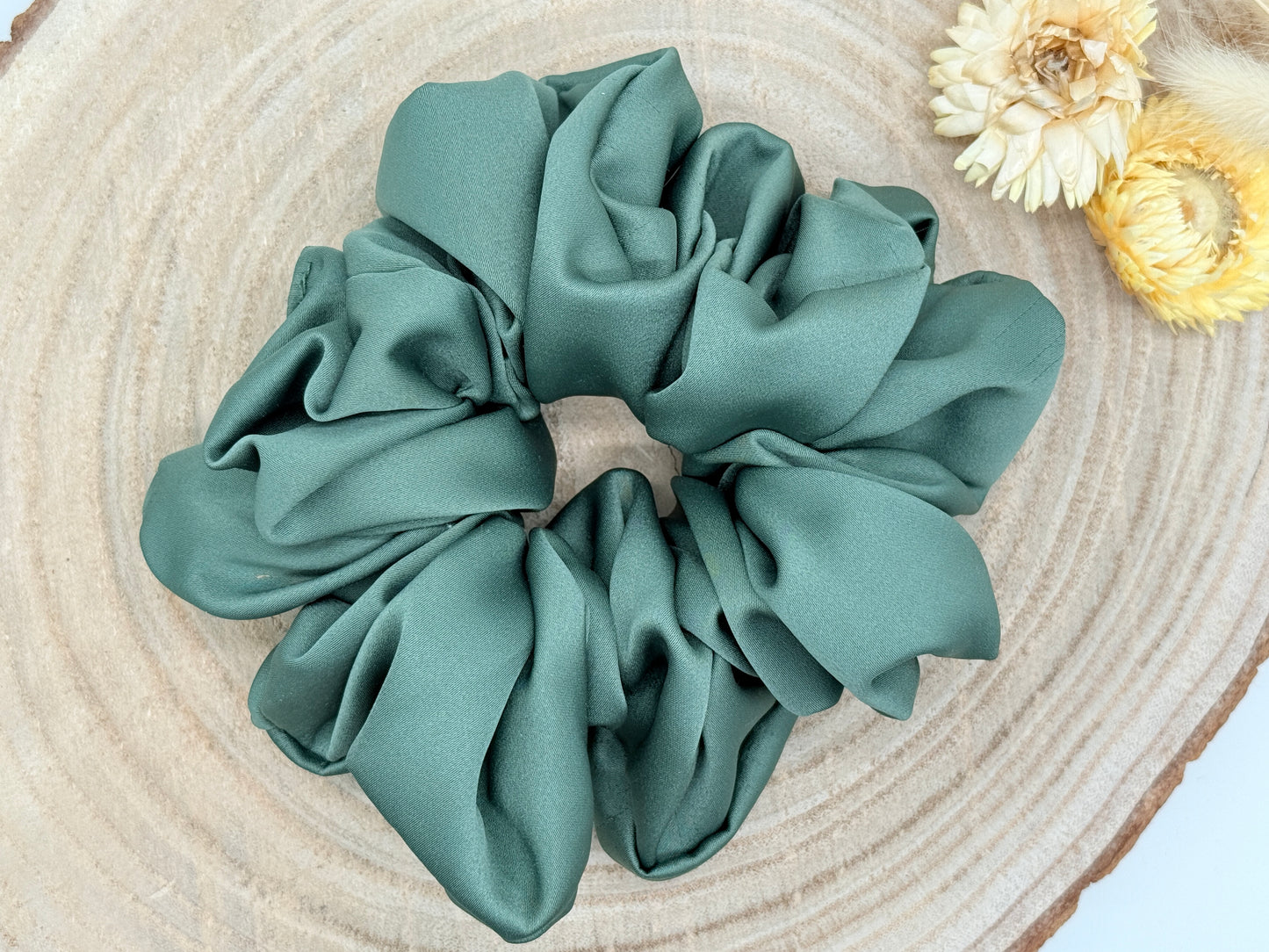 Satin Scrunchie Haargummi grün uni in vier Größen von XL bis XS