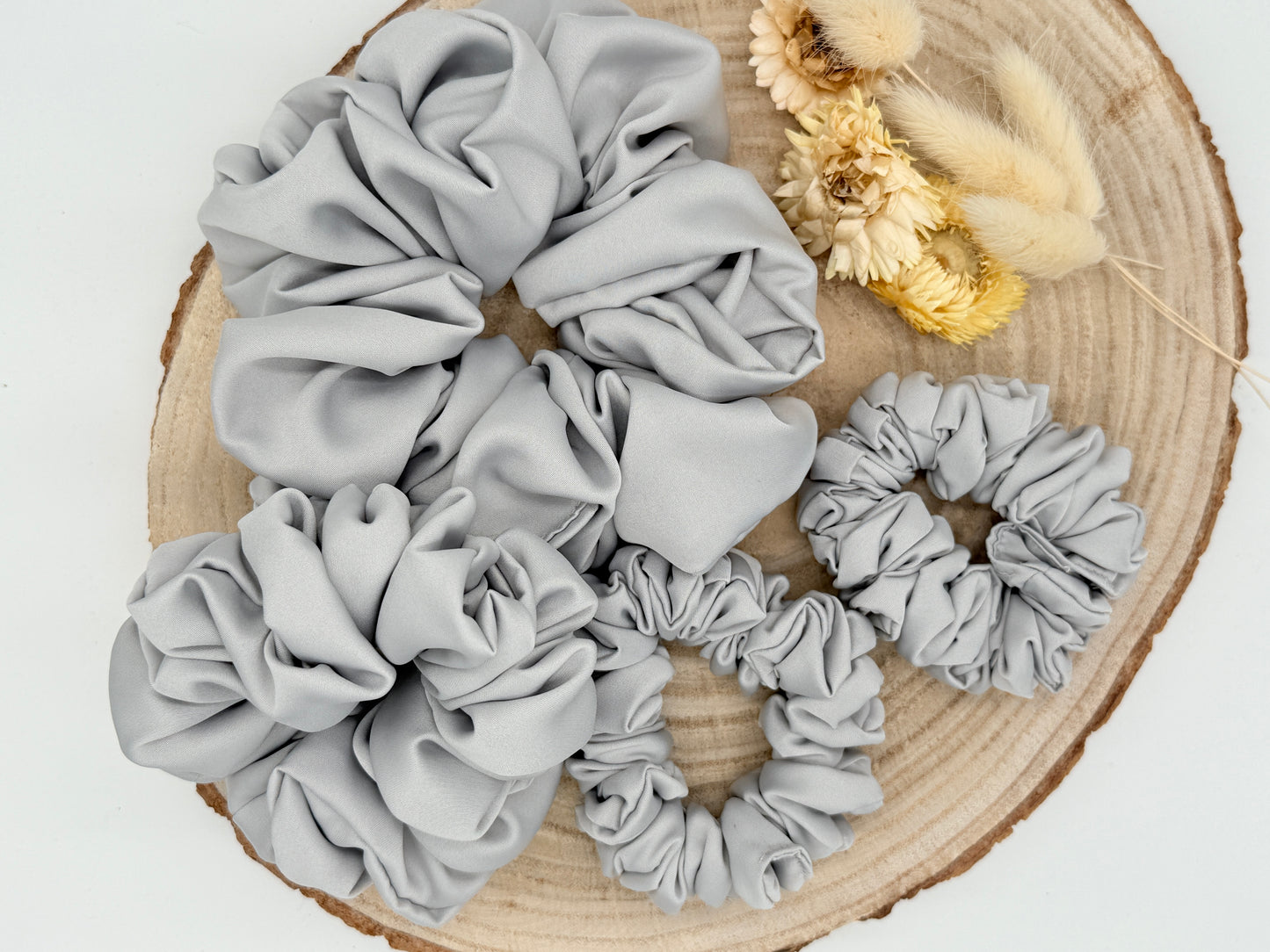 Satin Scrunchie Haargummi hellgrau uni in vier Größen von XL bis XS