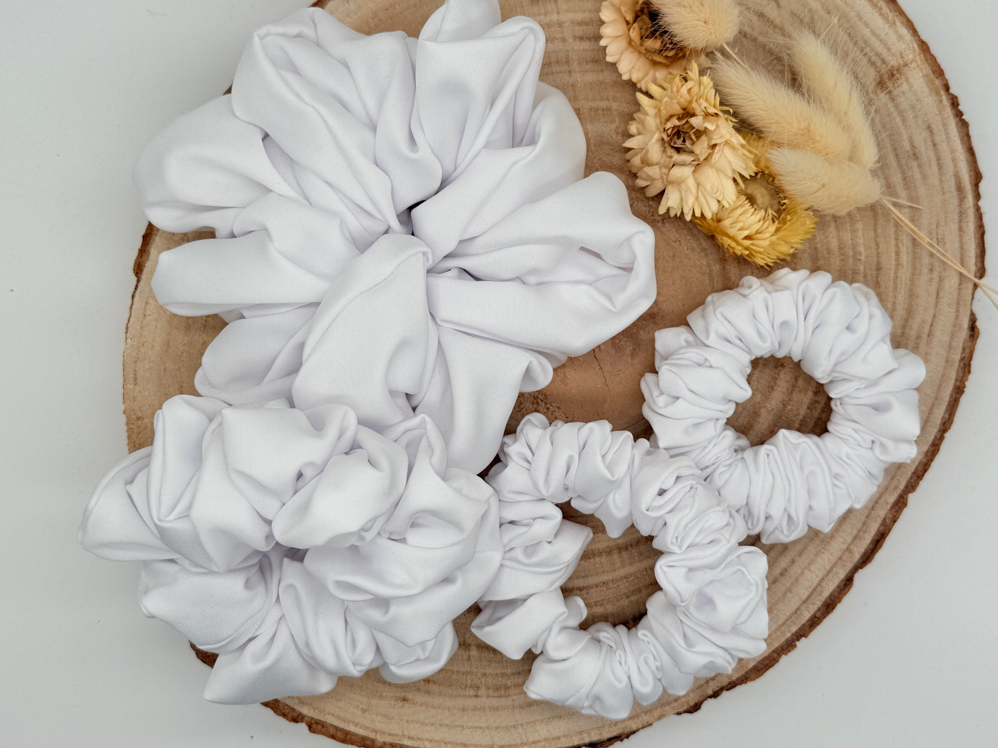 Satin Scrunchie Haargummi weiß uni in vier Größen von XL bis XS