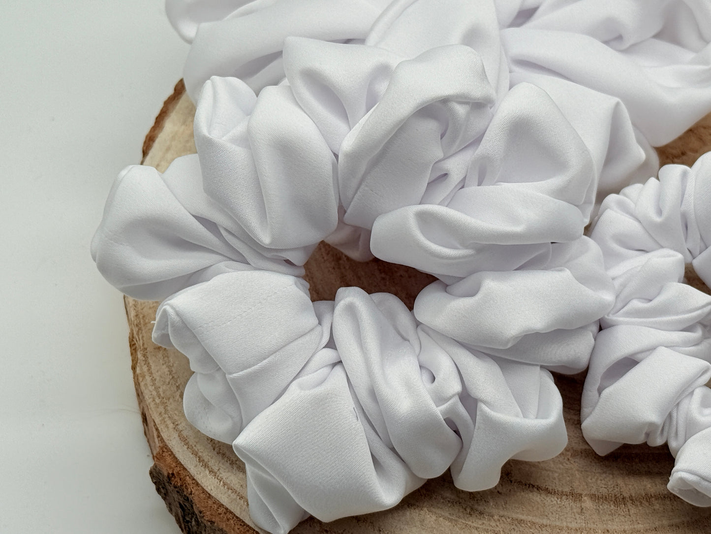 Satin Scrunchie Haargummi weiß uni in vier Größen von XL bis XS