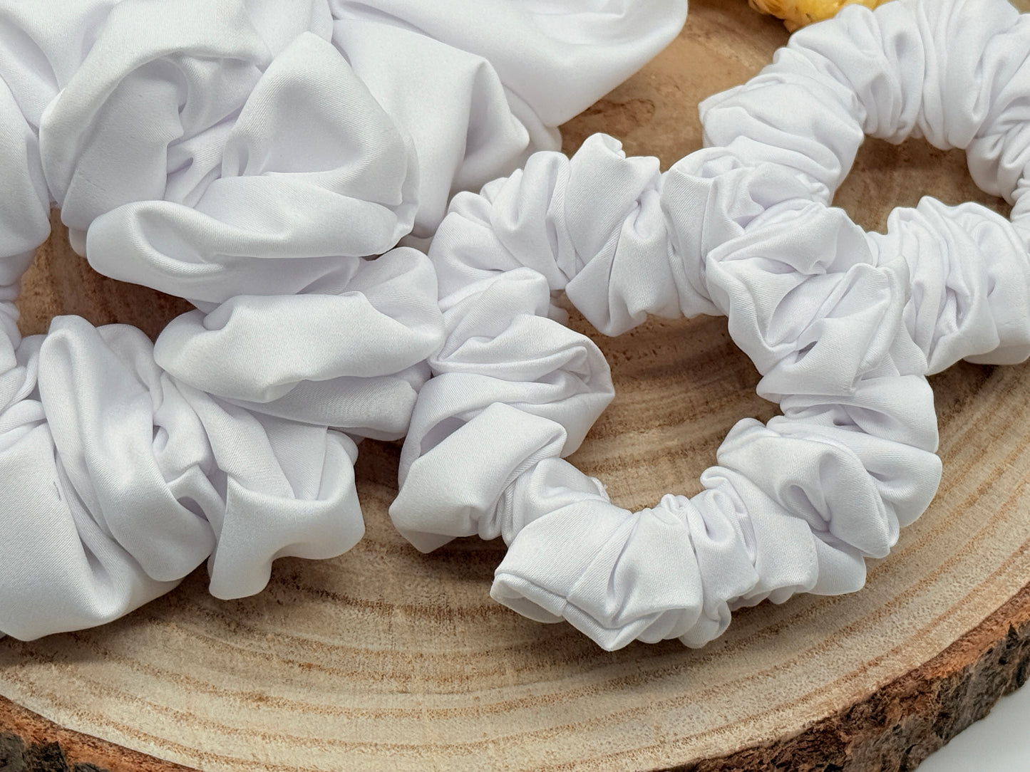 Satin Scrunchie Haargummi weiß uni in vier Größen von XL bis XS