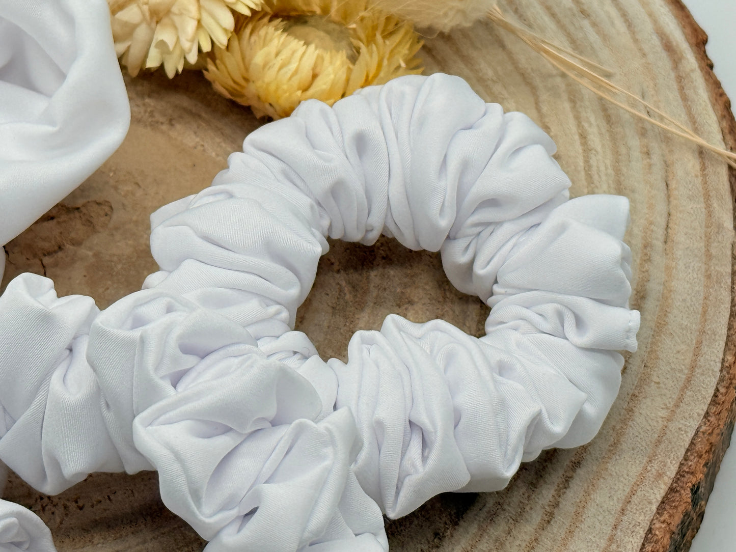 Satin Scrunchie Haargummi weiß uni in vier Größen von XL bis XS