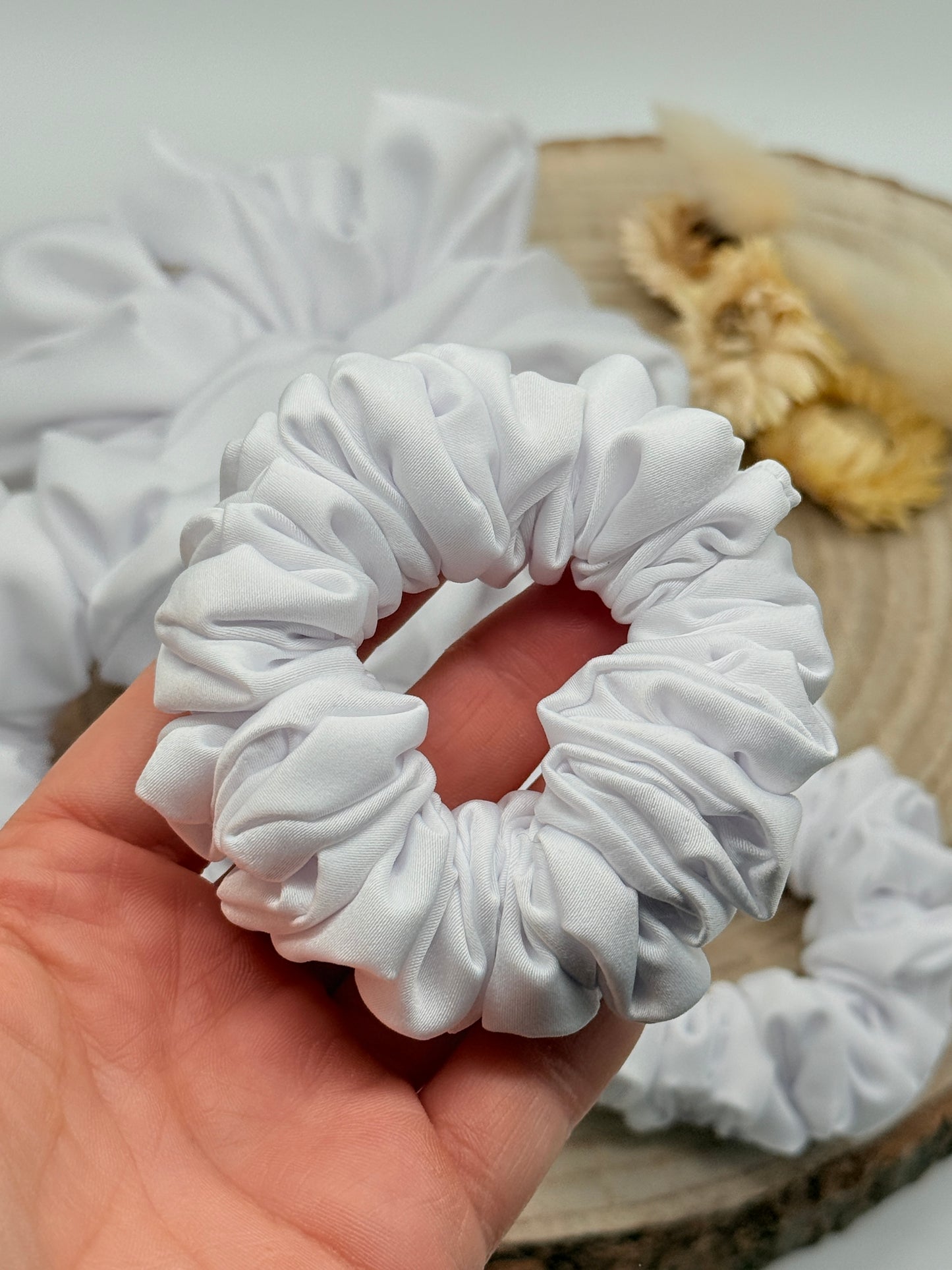 Satin Scrunchie Haargummi weiß uni in vier Größen von XL bis XS