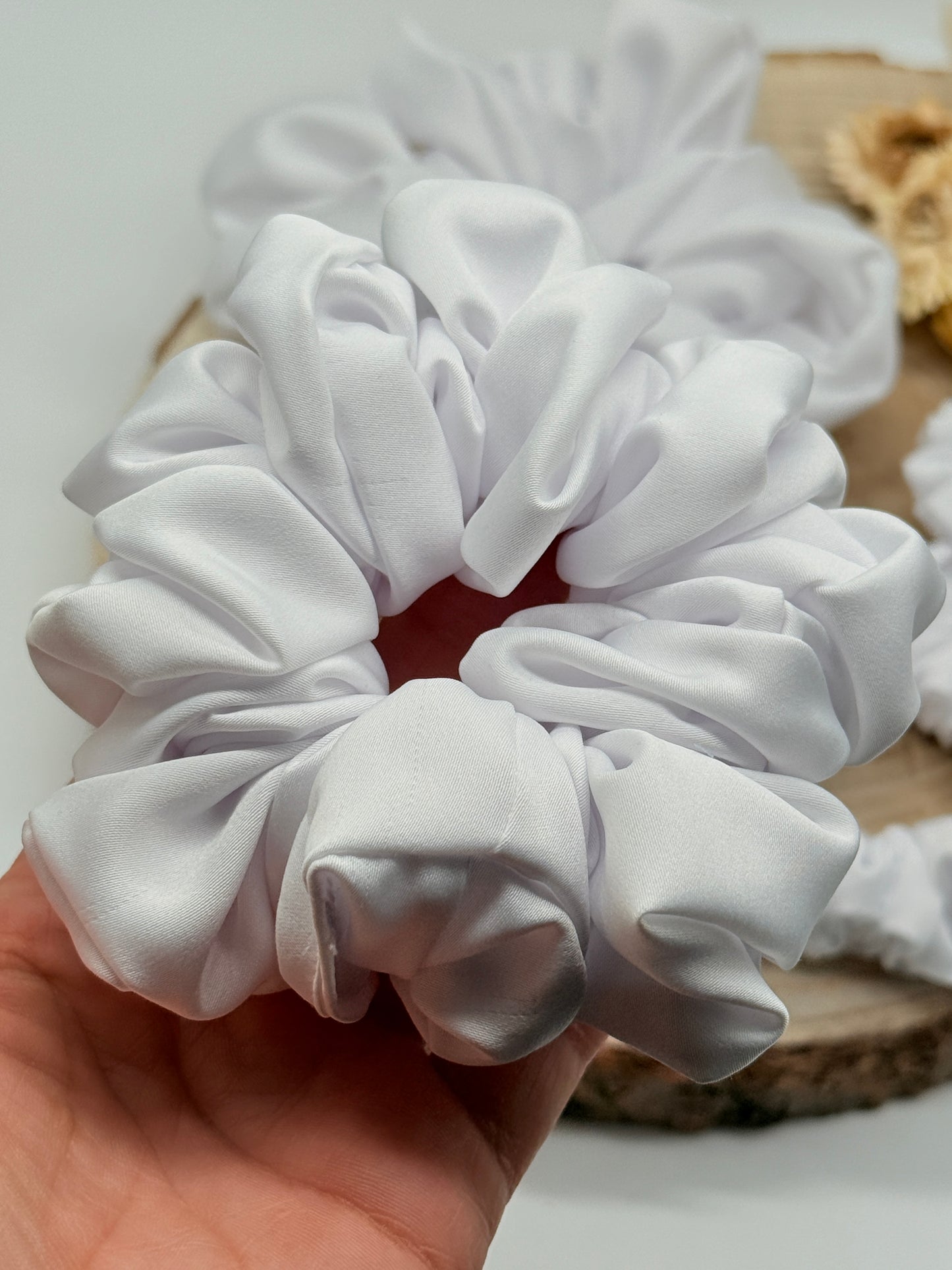 Satin Scrunchie Haargummi weiß uni in vier Größen von XL bis XS