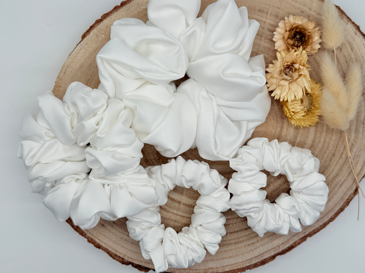 Satin Scrunchie Haargummi naturweiß uni in vier Größen von XL bis XS