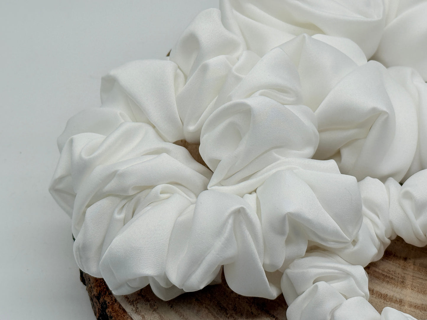 Satin Scrunchie Haargummi naturweiß uni in vier Größen von XL bis XS