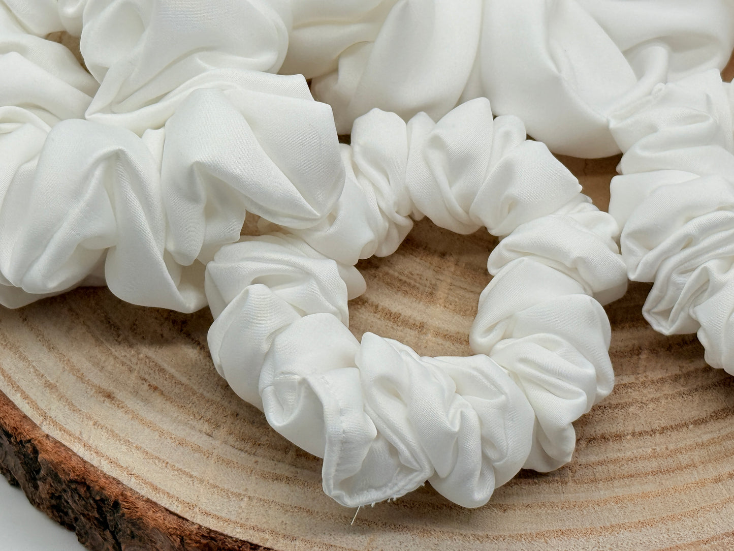 Satin Scrunchie Haargummi naturweiß uni in vier Größen von XL bis XS