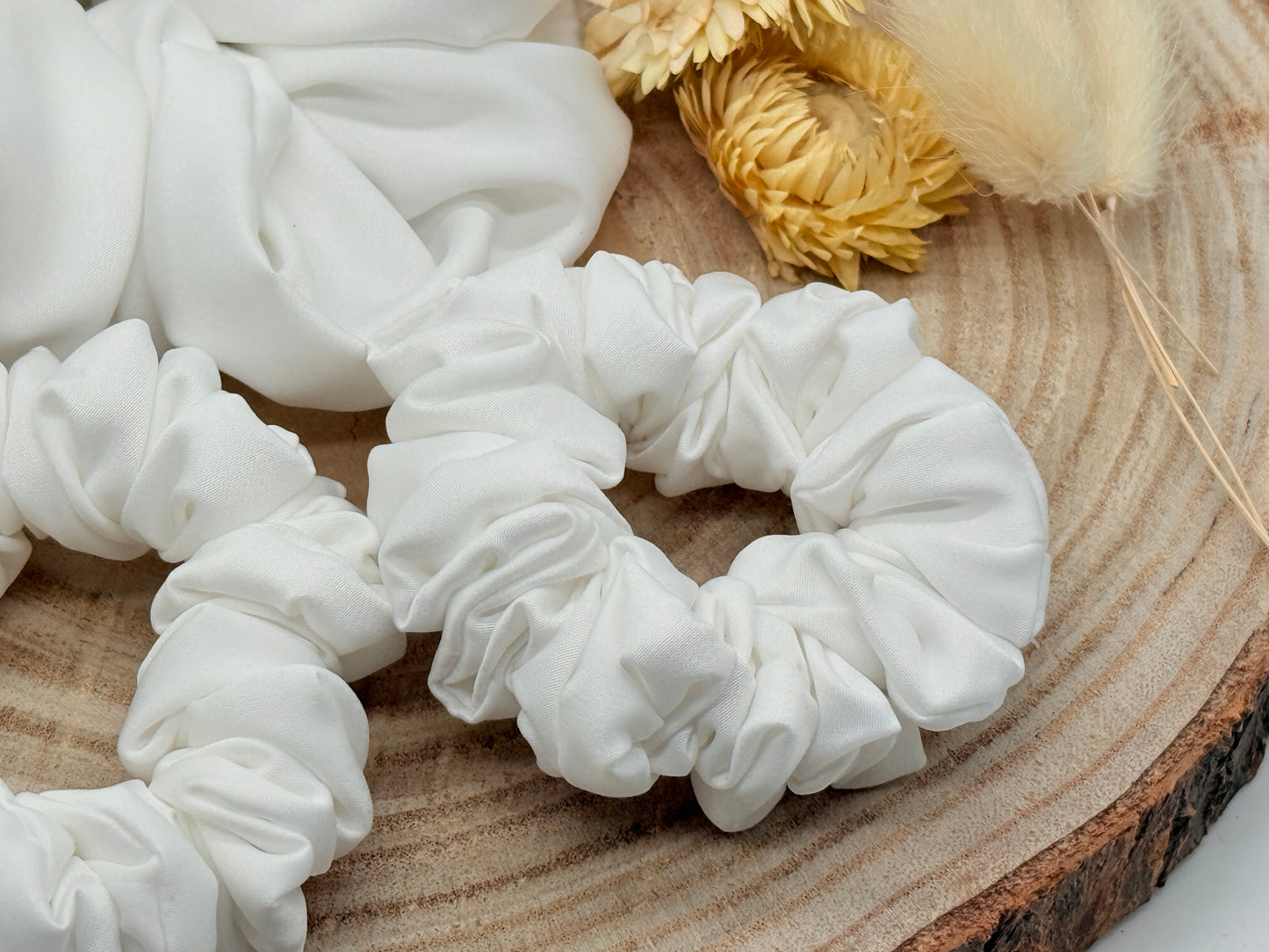 Satin Scrunchie Haargummi naturweiß uni in vier Größen von XL bis XS