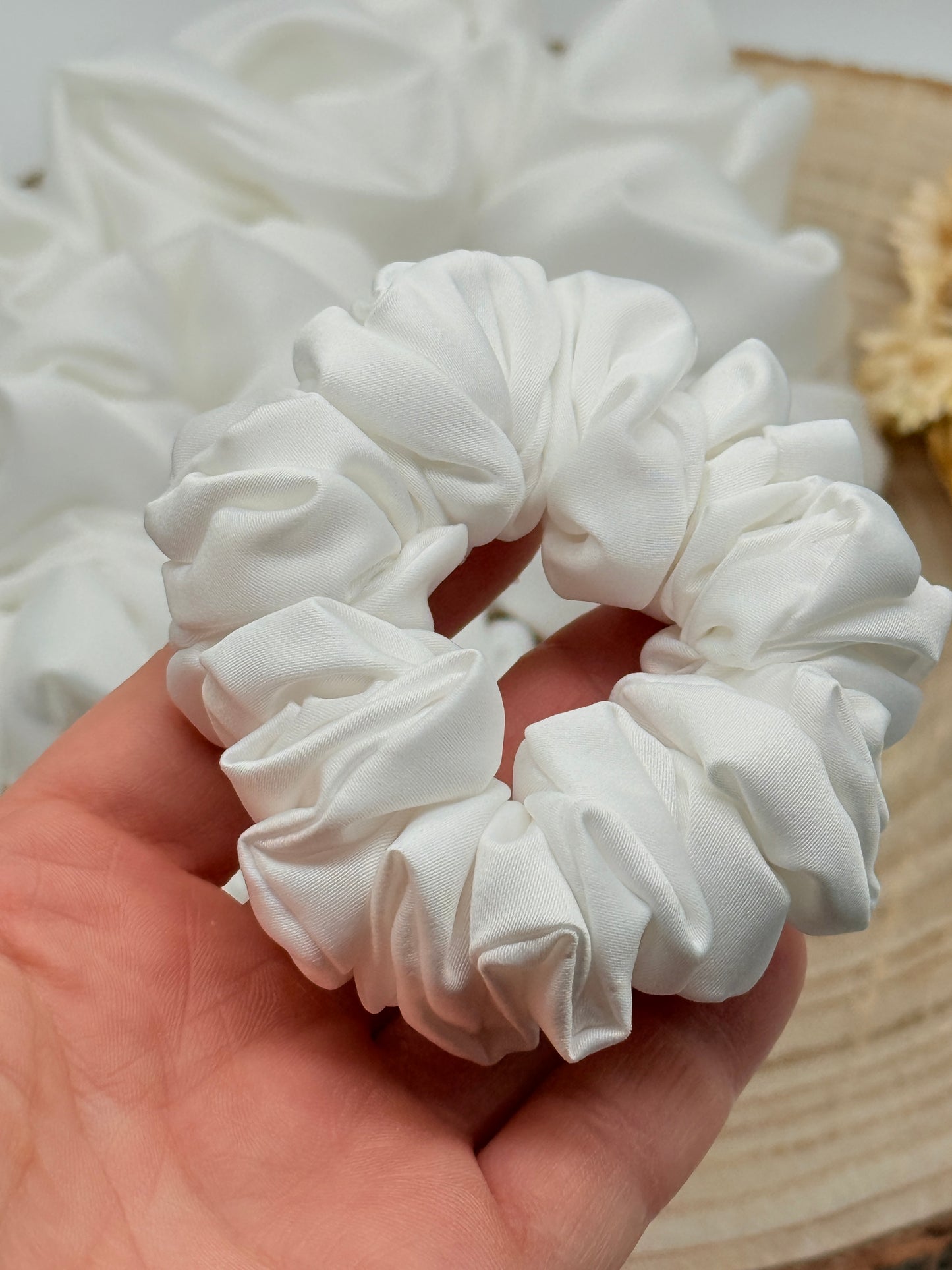 Satin Scrunchie Haargummi naturweiß uni in vier Größen von XL bis XS