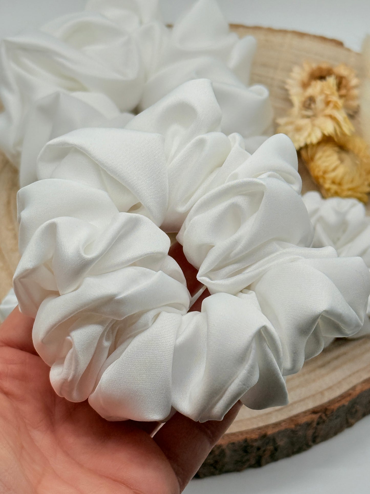 Satin Scrunchie Haargummi naturweiß uni in vier Größen von XL bis XS