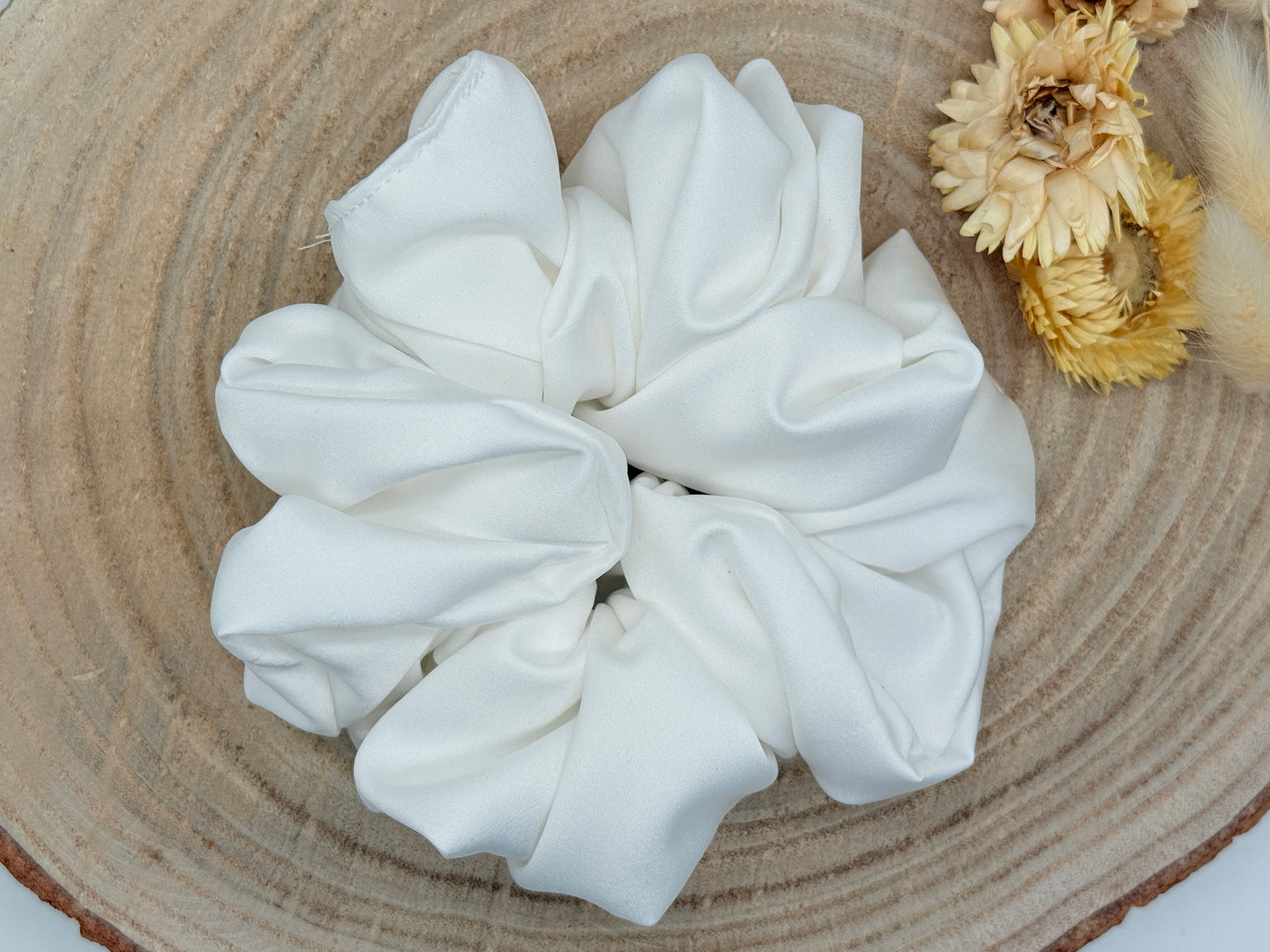 Satin Scrunchie Haargummi naturweiß uni in vier Größen von XL bis XS