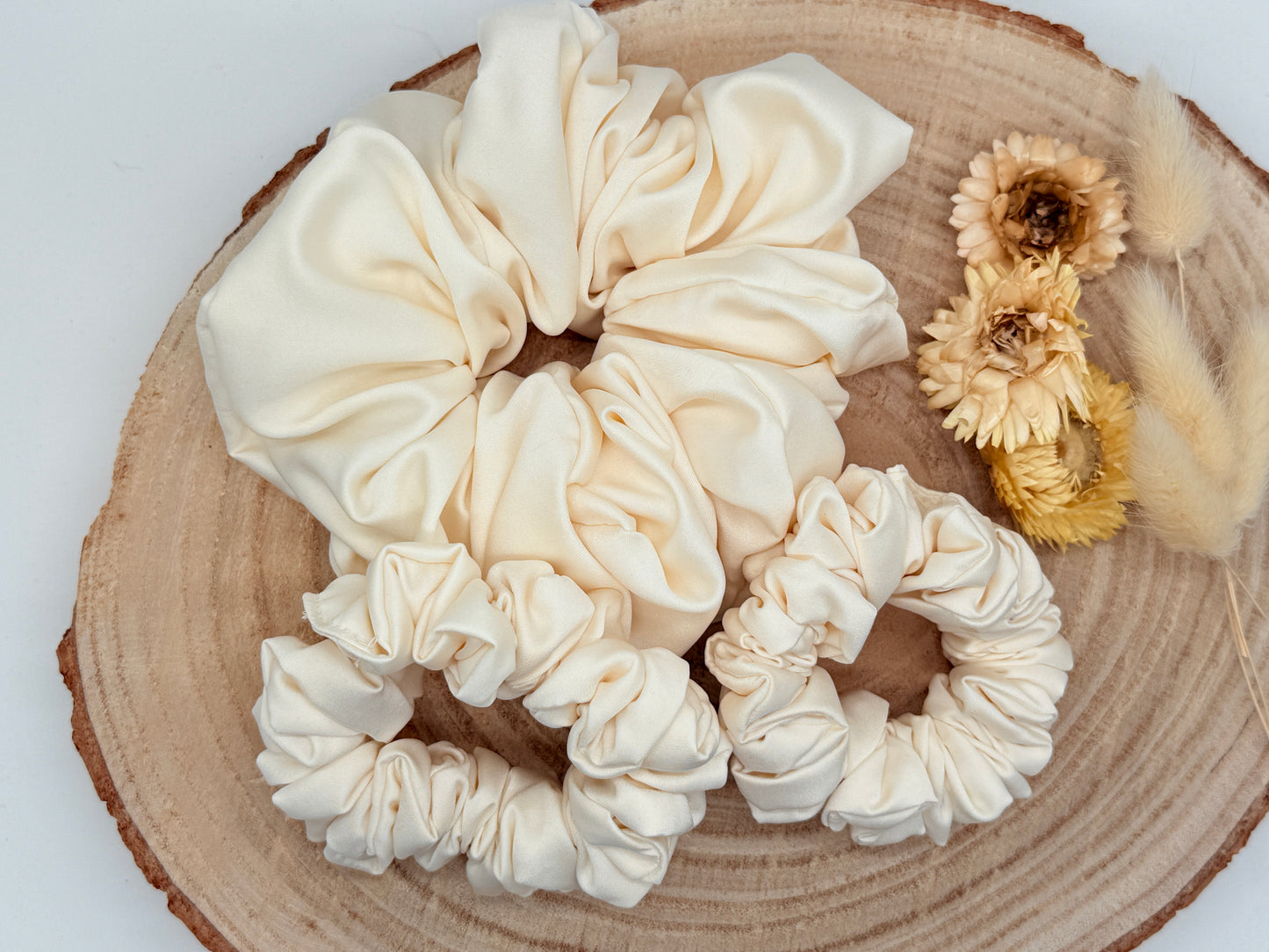 Satin Scrunchie Haargummi Eierschalen weiß uni in vier Größen von XL bis XS