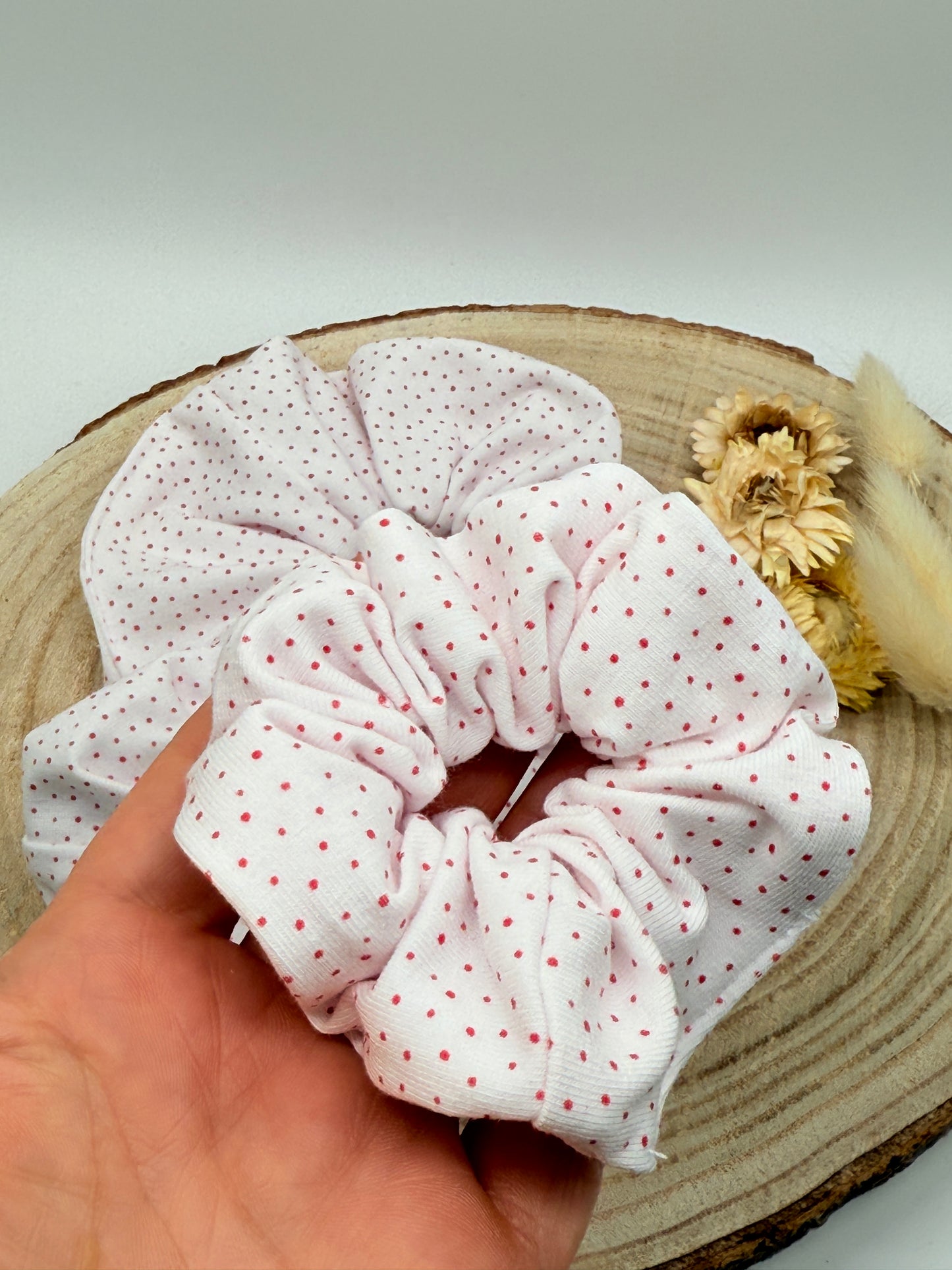 Jersey Scrunchie Haargummi weiss mit roten Punkten