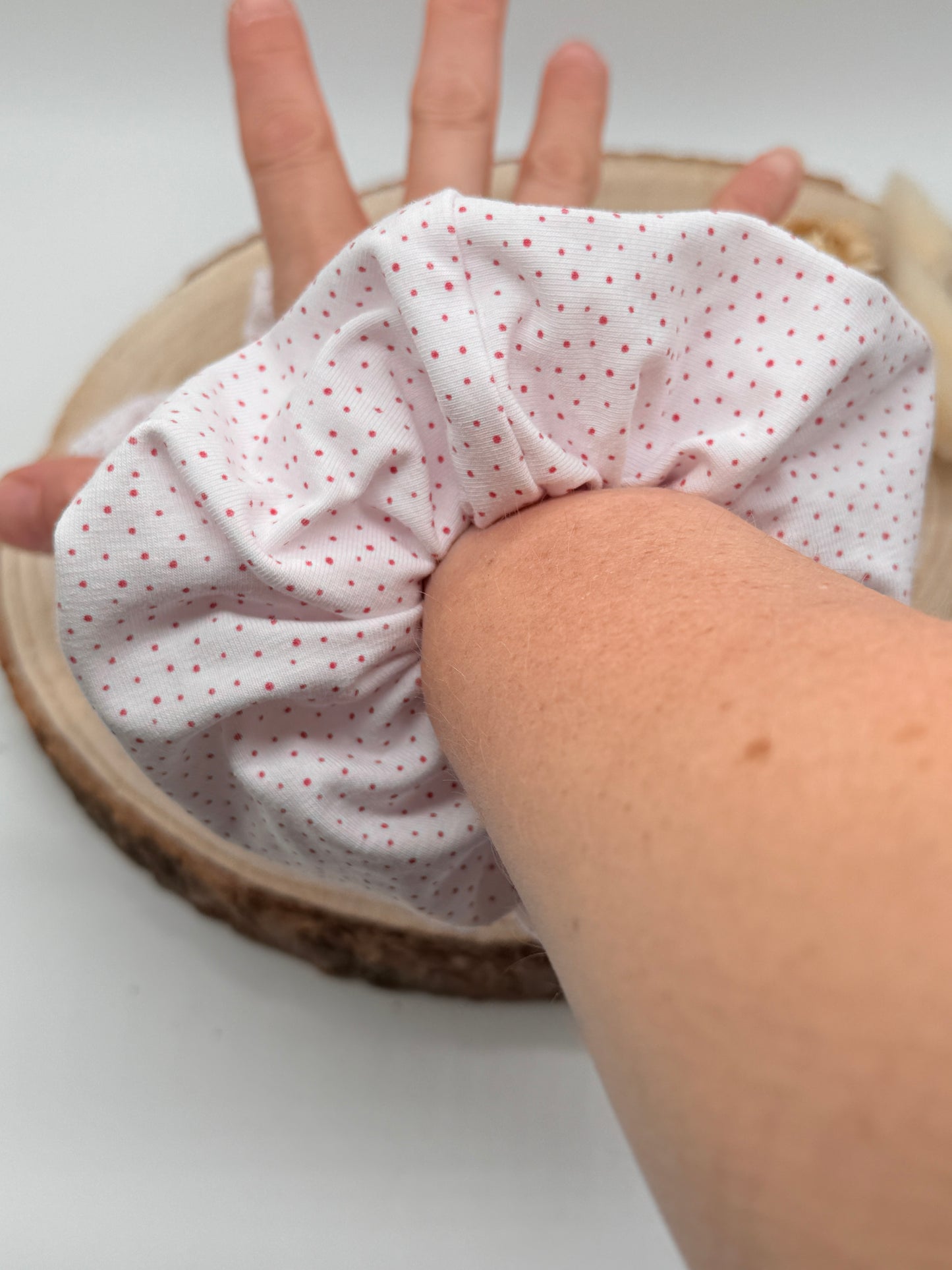 Jersey Scrunchie Haargummi weiss mit roten Punkten